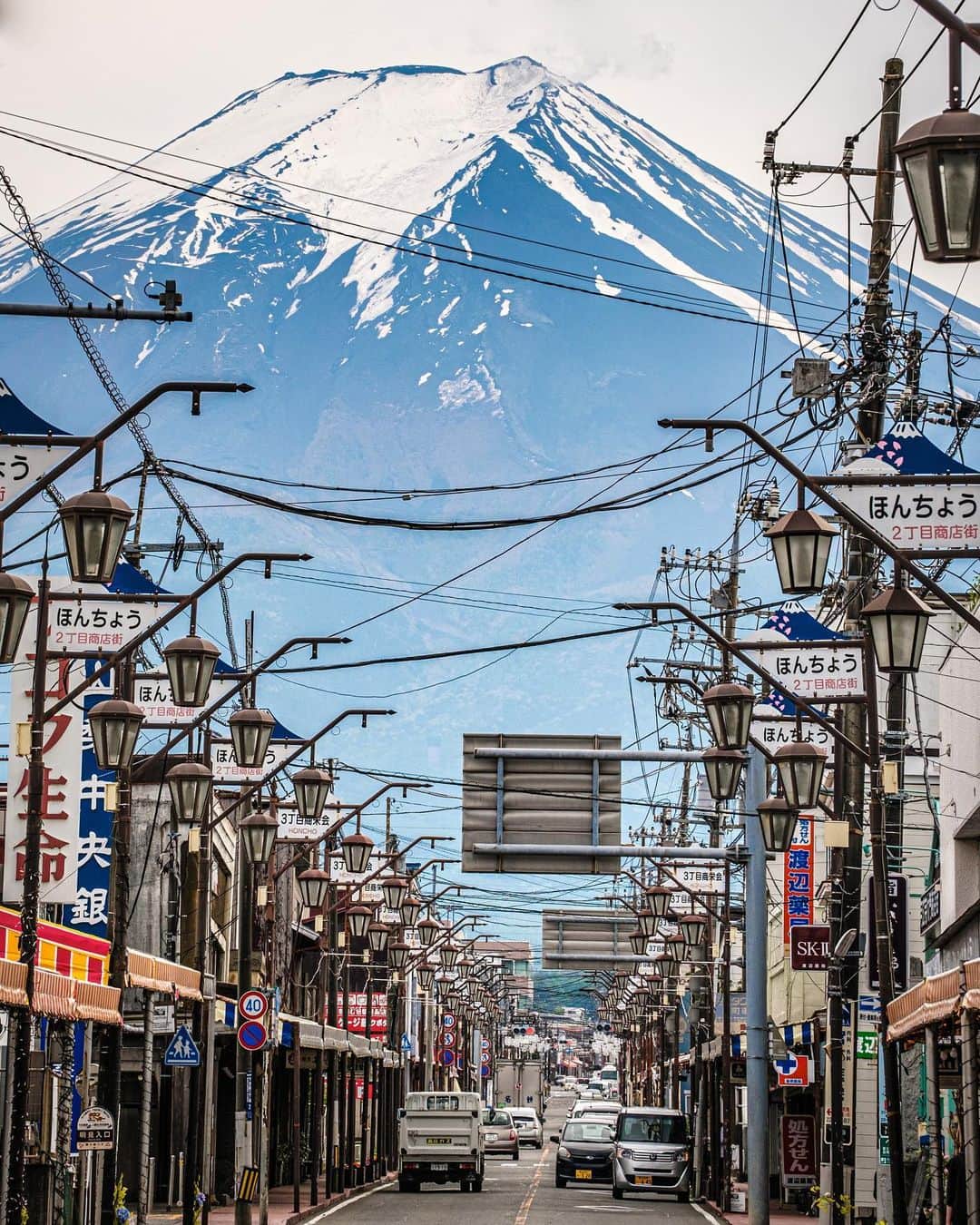 のインスタグラム：「こんな表情の富士山もあるんだよね。 これは少し畏怖を感じる人もいると思う。  綺麗、美しいという良い感情だけでなく、 怖いとか寂しいなどの感情への刺激も自然と触れ合う上では時に大切だと思う。  自分のサイズ、ちっぽけさを知ることで得られる学び、謙虚さは必ずある。  人間は時に傲慢になりがちだから。  自然と人工物のアンバランスさ。 色々と考えさせられる🤔  #富士山 #mtfuji #fujisan #fujiyama #japantravel #japantrip #canon #canonR5 #beautifuldestinations #discoverjapan #discoverearth #voyaged #awesome_photographers #IamATraveler #wonderful_places #japanphoto #japanphotography #japan_of_insta #livingonearth #theglobewanderer」
