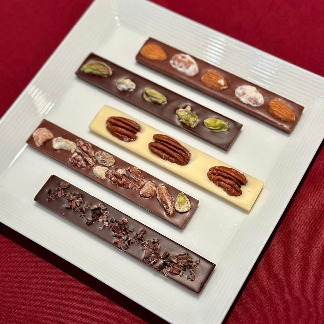 Salon de Royal Kyotoのインスタグラム：「こんにちは🌞 サロンドロワイヤル京都本店でございます。 ・ ・ 本日は『マンディアンコレクション・ナッツ』をご紹介致します🍫  毎年この時期にとても人気のあるマンディアンシリーズを詰め合わせました✨  細長いスティック型のチョコレートの上にナッツをトッピングしました🥜ナッツのカリッとした食感と豊かな風味、奥深いチョコレートの味わいをお楽しみ下さい🎶  是非この機会にお試しくださいませ💕  他にも沢山バレンタイン商品取り扱っておりますので、皆様のご来店をお待ちしております❤️ ・ ・ 《営業時間の変更について》 ラストオーダーのお時間の変更がございます。ご迷惑をおかけいたしますが、ご理解とご協力の程宜しくお願い致します。 11:00〜19:00(L.O.18:00)  ・ 《喫茶閉鎖期間等のご案内》 ・ 喫茶閉鎖期間：2022/2/1（水）～2022/2/14（火） ・ ・ バレンタインの期間中は店内混雑が予想されるため、喫茶を閉鎖し物販のみの営業をいたします。 喫茶のクローズに伴い生ケーキの取り扱いもございません。 皆様にはご迷惑をお掛け致しますが、ご理解とご協力の程お願い申し上げます。 ・ ・ 2/15（水）11時より喫茶営業を再開いたします。 ・ 皆様のご来店を心よりお待ちしております。 ・ ・ #サロンドロワイヤル京都店 #salonderoyalkyoto#サロンドロワイヤル京都本店#サロンドロワイヤル京都#サロンドロワイヤル#salonderoyal#日本#japan#京都#kyoto#京都スイーツ#ボンボンショコラ #チョコレート #チョコ #ショコラ #chocolate #chocolat #chocolatier#salonderoyal #valentine #バレンタイン #京都カフェ」