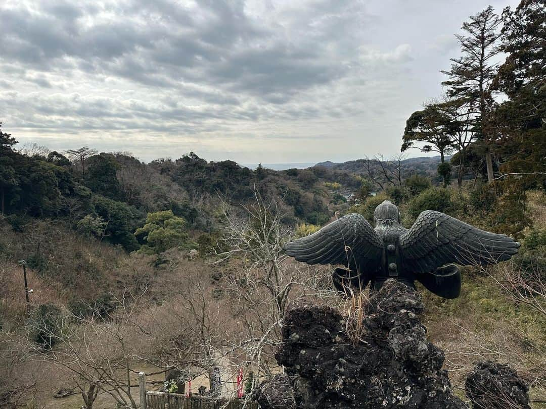 清浦夏実のインスタグラム：「2023年山始めは鎌倉アルプスへ。 北鎌倉駅に11時集合。なのに目の前には抹茶と苺大福。都心からあまりの近さに1時間早く着いてしまい、やたらに優雅なひとときを過ごす。私は朝から一体何をしているんだろう…。  気を取り直して拝観料500円払い、建長寺から天園ハイキングコースへ。この日は曇り空から時折日差しが見える程度でひんやりとしていたが、山歩きをするにはちょうどいい。アークテリクスで買ったオクタ素材のウエアを試すにはピッタリだった。  展望台まで上がってくると天狗がお出迎え。お天気が良ければ見事な富士山が見えるらしい。  今日は料理をしないと決めていたので荷物も軽い。基本の道具はポーチにまとめ、朝淹れてきたコーヒーに、ちょっとした行動食、あとは防寒具くらい。16ℓのザックの中はスカスカだ。ローカットのシューズで足取りも軽やかだった。  稜線(？)に出ると反対側には横浜市街が、反対側は鎌倉の海が見える。案内板も多くあり、非常に歩きやすい。よく人が通るからか、石は丸くなり角が取れていた。時折リスや狸などの気配も感じた。  近況報告をしていたらあっという間に大平山に到着。海抜159m。頂上でコーヒーとチョコレートでブレイクを挟む。  さくさくと下山してから鎌倉グルメを楽しむ。地元のクラフトビール、アジフライ定食に生しらすをトッピング。日の出ているうちにお土産屋さんを眺める余裕もあった。 帰りは江ノ電に乗って海を眺めながら帰路についた。自然も観光もグルメも歴史散策も出来、エンタメ性抜群の低山歩きとなった。今年も沢山登りたい。  #登山 #低山  #ハイキング #鎌倉 #鎌倉アルプス #天園ハイキングコース #建長寺 #苺大福 #抹茶 #チョコレート #アークテリクス #arcteryx #オクタ #半僧坊道 #天狗 #クラフトビール #アジフライ #生しらす #江ノ電 #江ノ島 #海  #山歩き #街歩き #歴史散策 #グルメ」