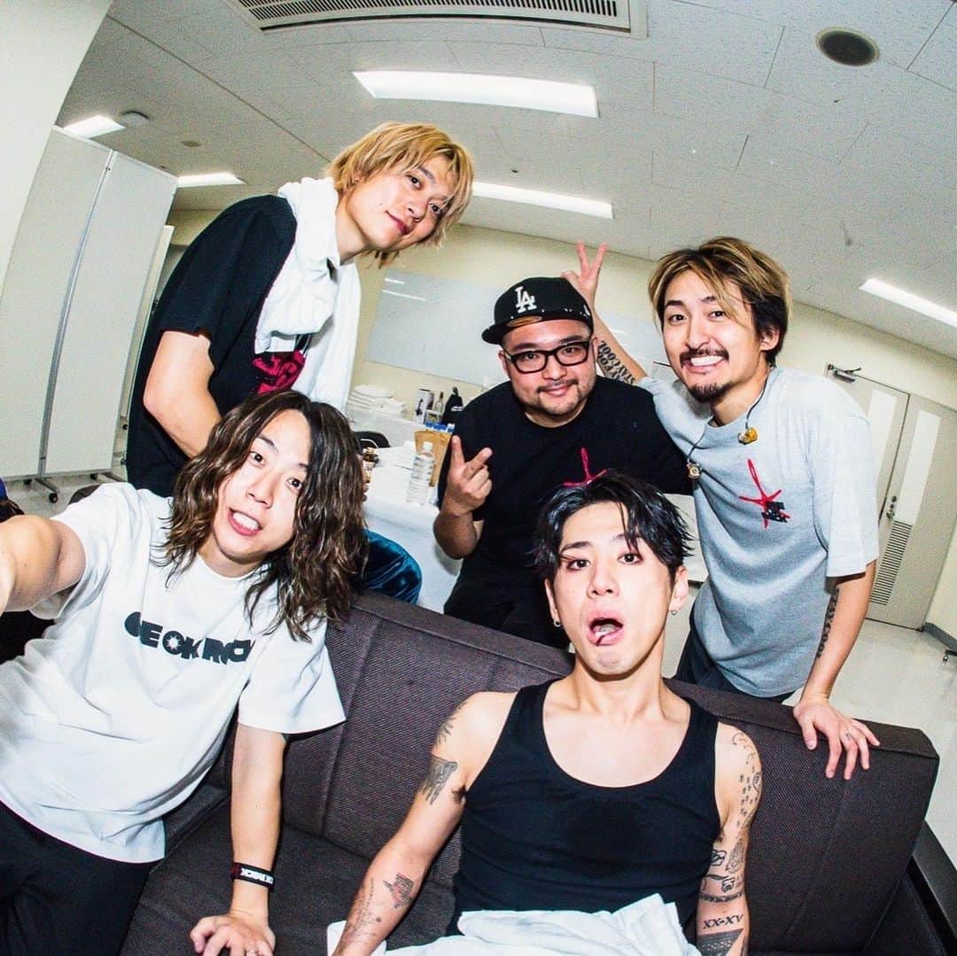 Taka のインスタグラム：「あー。人生で1番気持ちよく歌えた夜だった、、、ありがとう！福岡！ @ruihashimoto」