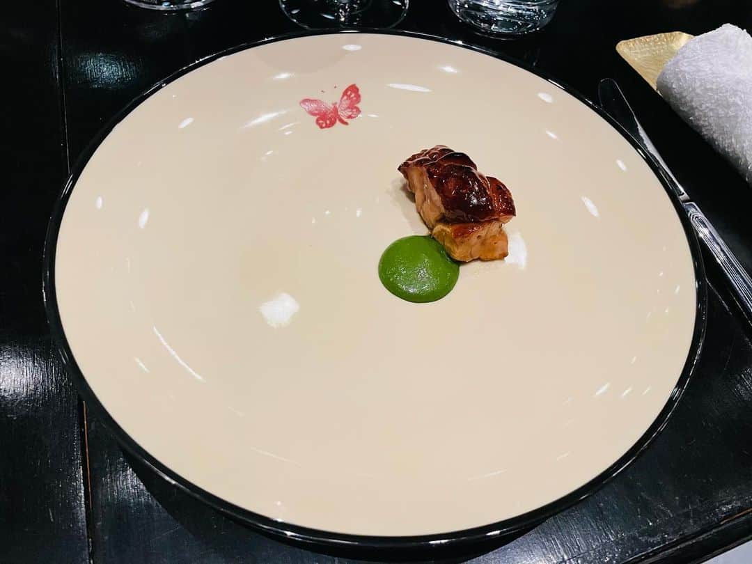 浅井マリカさんのインスタグラム写真 - (浅井マリカInstagram)「Twitterばかり更新してました🙇‍♀️  久しぶりにグルメの投稿💡  結構前ですが、GUCCI OSTERIA DA MASSIMO BOTTURA TOKYOに行ってきました✨ 個室がとてもお洒落で素敵な空間でした☺️  お料理はどれも綺麗で斬新でした。 少量なので最後まで美味しくいただけました！ ワインも事前に用意していただいておりとても美味しかったです🍷  またお伺いしたいです！ 次はGUCCIのバッグで行きます🙇‍♀️  #グッチオステリア #gucciosteria #銀座 #銀座グルメ」2月6日 13時07分 - marika.asai