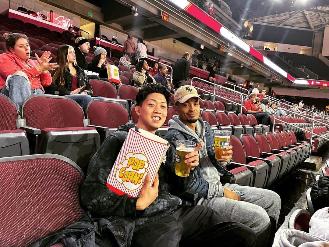 大原亞紋のインスタグラム：「NBA観戦ツアーを3月に企画しました🏀 楽しみ方人それぞれ 恥ずかしがらず思いのままに！ 家族、友達、仲間となら尚更 何事も楽しんで行こう。  詳しくはHP、下記アカウントから！  @fenix_hoop_tour  @fenix__jp   #fenix #basketball #ncaa #game #tour #fun #family #friends #brothers #楽しむ #バスケットボール #試合観戦 #アメリカ #観戦ツアー」