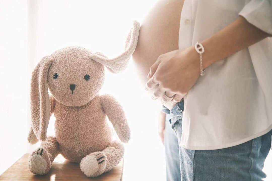 のインスタグラム：「いつも温かく見守ってくださる皆さまへ  先日、第一子の女児を出産致しました。 ありがたいことに、母子共に元気に過ごさせて頂いています。  妊娠中は何かと不安が尽きなかったので、このタイミングでのご報告となりました🙇‍♀️  未熟な私が親になったなんて信じられませんが、何とか我が子に母親にしてもらいたいと思います🤱  妊娠中サポートして下さった関係者の皆さま、応援してくれた友人、街中で優しく声をかけて下さった方々、そして妊娠中から産後までずっとお世話になりました大勢の病院スタッフの皆さま、心より感謝申し上げます。 初めてのことに不安でどうしようもなくなっても、どんと構えて下さるドクターや笑顔の助産師さんの顔を見るとスッと落ち着きました。 すごいなぁ、かっこいいなぁ。  さて、お母ちゃん業も頑張りますが、体調が落ち着いたらお仕事にも復帰したいと思っています！ 皆さま、これからも変わらず宜しくお願い致します🙇‍♀️  令和5年 2月6日　岡本あずさ」