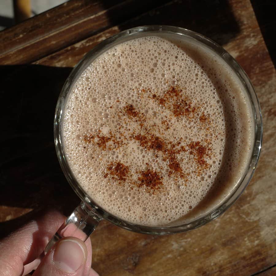 ホテルパシフィック金沢のインスタグラム：「.  スパイスホットショコラ Spiced hot chocolate🍫   ７種類のスパイスとダークビターチョコ、ミルクを混ぜ合わせた冬限定のスパイスショコラ。 今日からです！上にぱらりと振ったチリパウダーがいい感じ☺️ピリッと感がクセになります。  .」