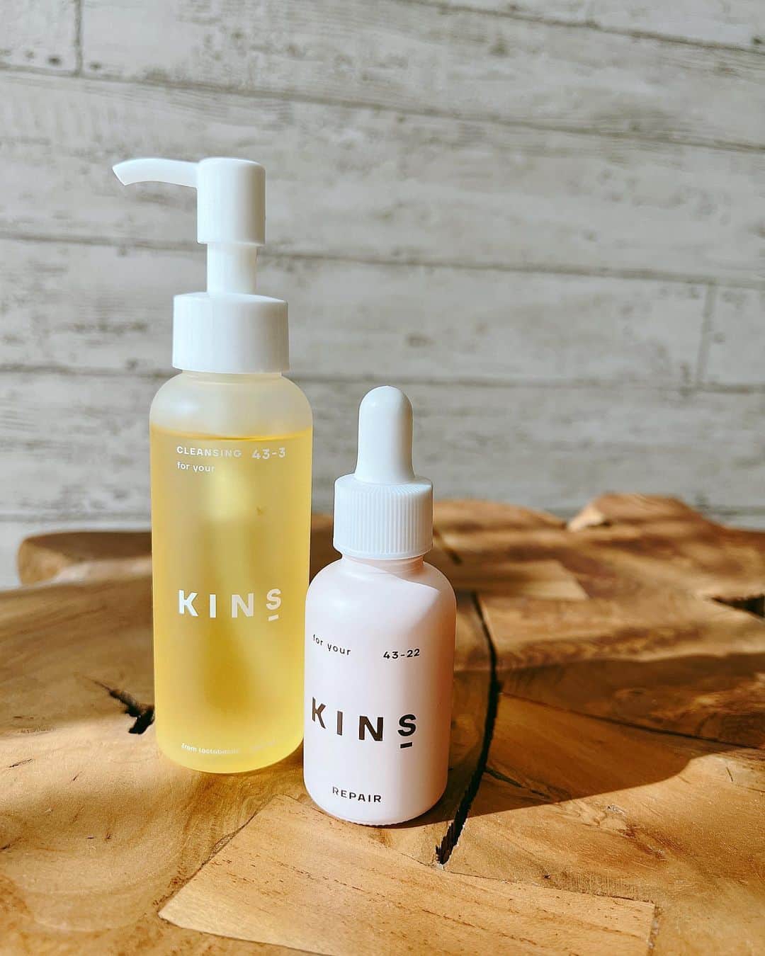 のインスタグラム：「菌活🫧というのが気になっていた KINS（ @yourkins_official ）の クレンジングオイルと美容液を使い始めてみました♡✨ 乾燥肌だったのでオイルって合わないのかな〜？ って思っていたんだけど 優しく洗っててもマスカラとかも綺麗に 落としてくれる上、洗い上がりがつっぱらず潤ってて つっぱりが全く感じられませんでした。 1本でしっかりとしたクレンジングと洗顔が 完結できるからお肌への負担も少なくて めちゃくちゃ最高です💗  同時にエイジングケア美容液も使い始めたのですが これがまた優秀すぎて…🏅 今ブースターがないので 『これを使うなら洗顔後のなるべく早いタイミングで使用するのがオススメです』 と書いてあったので化粧水の前に 1ドロップ使用しているのですが これを使用してから肌質がぐんと変化⤴︎✨ お肌の潤いが満たされてハリが出たのが 一目瞭然でこれには本当に驚きでした🌿💕  さすが発酵エキス配合のエイジングケアに特化した美容液。 この2つを取り入れてから 今年特に乾燥で酷かった肌質が本当に良くなりました✨ 基本的に敏感肌に優しいところが素敵ですよね💕 あんまり教えたくないけど教えたい。笑 秘密にしたいけど教えたい。笑🫣  そんな私のお気に入りスキンケア。 クレンジングオイルも美容液も大事に大事に使って菌活しまーす🌟 #yourkins #kins #菌ケア #菌care #skincare #serumrepair #菌活 #エイジングケア美容液」