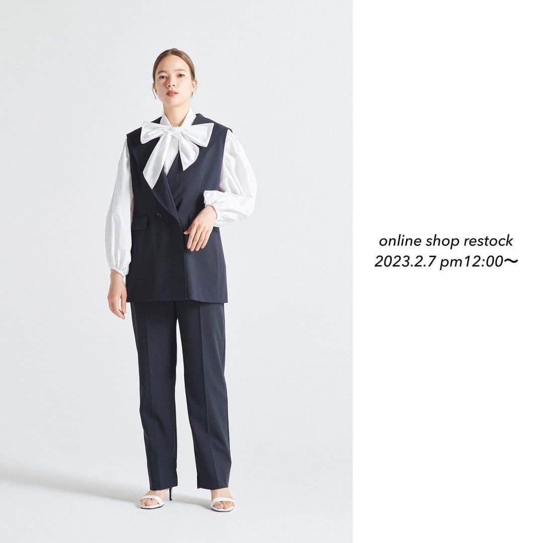 yoriのインスタグラム：「*online shop restock*  明日2/7pm12:00〜 完売商品が再入荷致します！  詳細はonline shopを ご確認下さい。  #ハンサムセーラーカラージレ #ハンサムスラックスパンツ #ビックリボンパフスリーブブラウス #ギンガムビックリボンパフスリーブブラウス #スカラップロンTee #ボリュームパフスリーブカットソー #バッグギャザー撥水パーカー  #yori_japan」