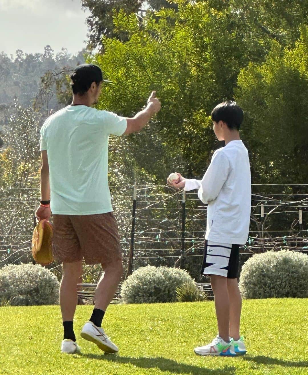 岩隈久志さんのインスタグラム写真 - (岩隈久志Instagram)「ダルの家にお邪魔しました^_^  久しぶりに会えて、キャッチボールができて楽しかったです！  野球を始めた息子に投げ方や考え方を教えてくれて、グローブまでもらい、息子にとっても幸せな一日になりました^_^  聖子さんやこども達にも会えて、みんな元気そうで嬉しかったです^_^  またの再会を楽しみにしています！」2月6日 13時36分 - hisashiiwakuma_21