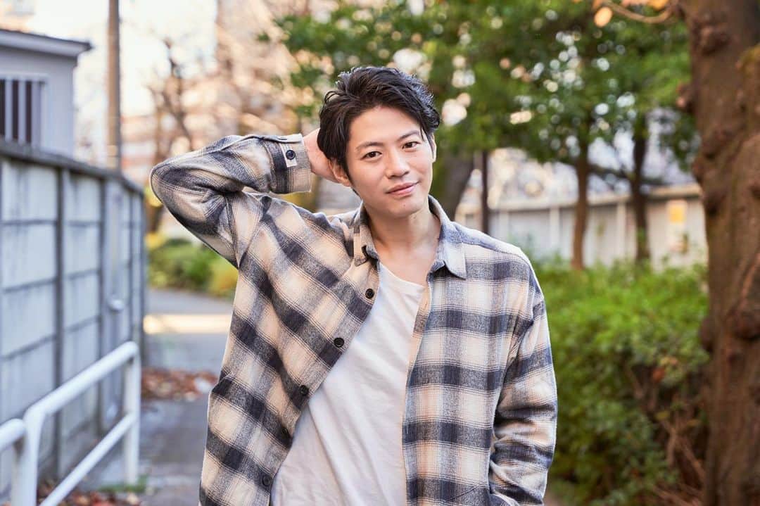 のインスタグラム：「青柳尊哉（38）になりました。 字面にしても実感がありません。 ただ筋肉痛は3日引きずるので確かに（38）です。 長めの成長痛だと思って、実年齢とのギャップを埋められるように頑張ります。 これからも仲良くしてやって下さい。 沢山のおめでとうメッセージ、ありがとうございます。 お陰様で今年の2月6日もウキウキです。」