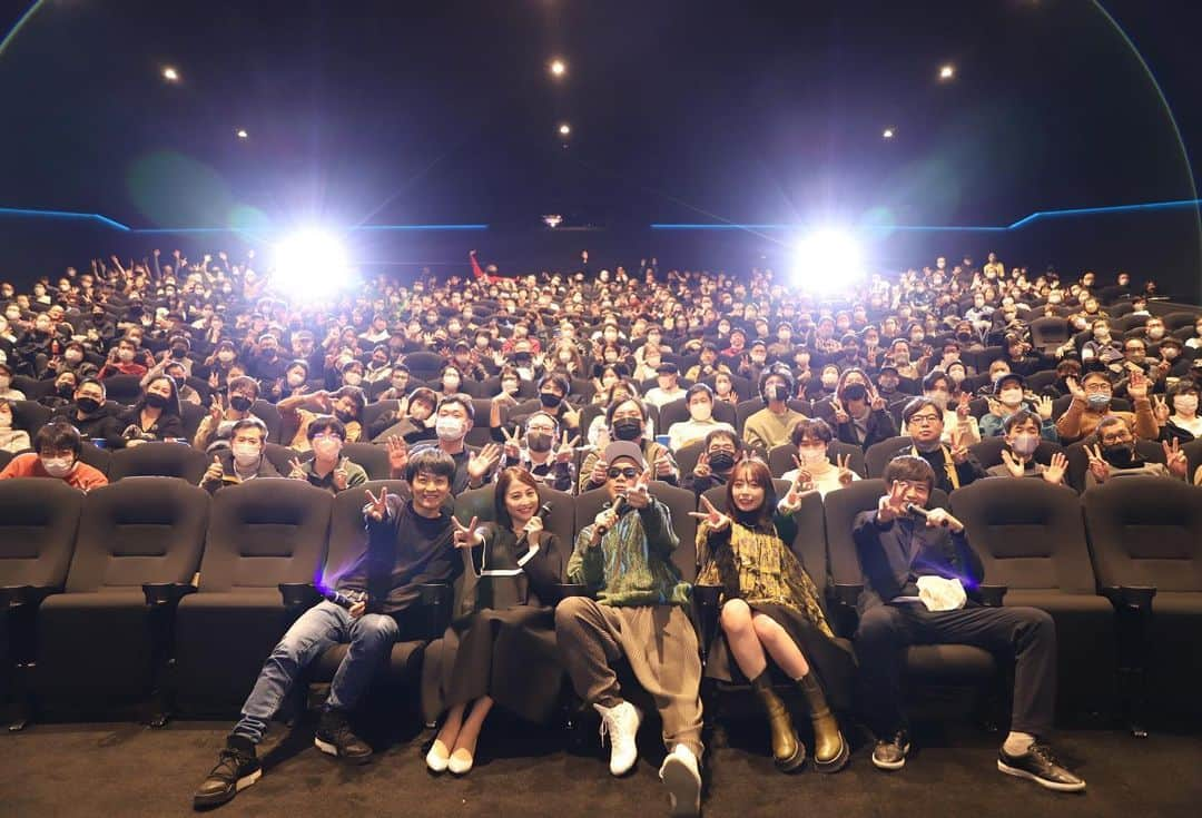 日比麻音子のインスタグラム：「アトロク映画祭2023 @新宿バルト9  最ッ高に楽しかったです！ ありがとうございました！  リスナーのみなさんとようやく会えただけで嬉しかったのに、  「これが本物の黒です。」の拍手👏 ガメラタイトルどーん！の拍手👏 THE BATMAN のハープぽろろん〜での音のないどよめき…  映画館で見る喜びを全身で浴びながら、あっという間の約5時間でした。  またすぐ会いましょうね！ ひとまず今週もまたラジオで集まりましょう📻  #utamaru  #アトロク映画祭2023 #新宿バルト9 #THEBATMAN #ガメラ #🍿　#🍺 #dolby YES,ドルビー🤝」