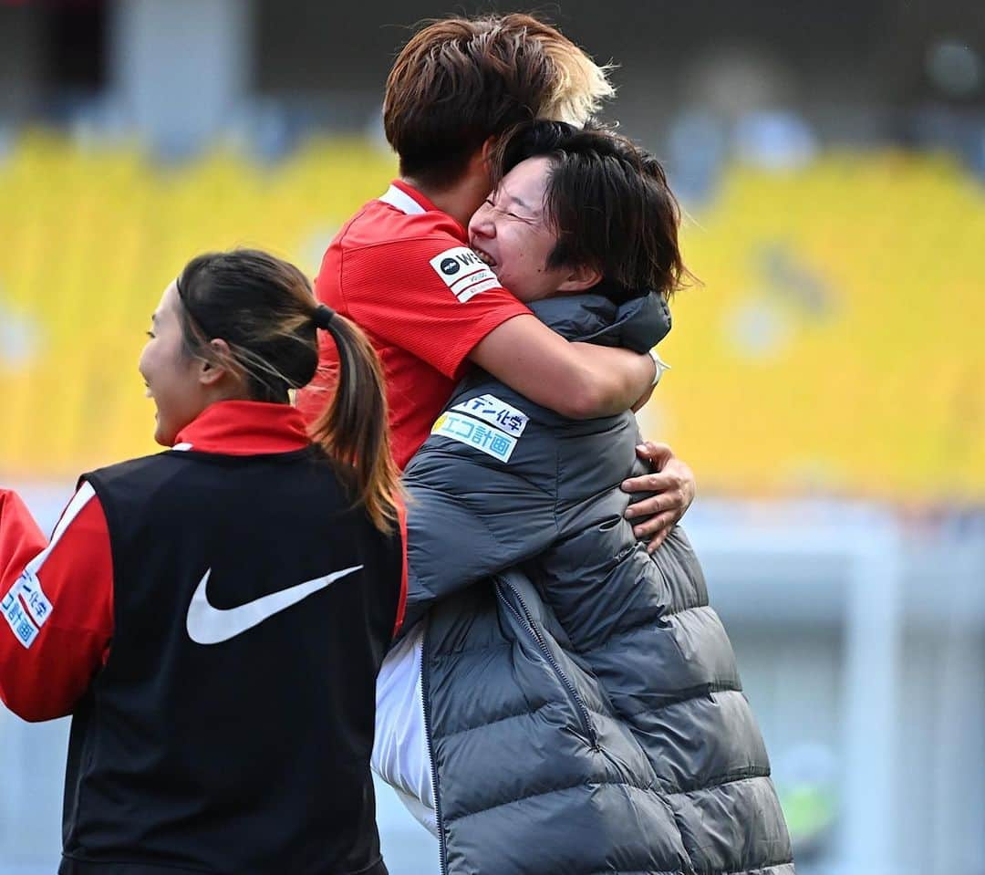 菅澤優衣香のインスタグラム：「天野実咲(みーちゃん)  みーちゃん2回目のサッカー生活お疲れ様。 そしてなにより…ありがとう。 チームがピンチの時に助けにきてくれて、そしてただ助けるだけでなくチームへ強力なパワーをくれました。GKコーチ兼選手。難しい立場。そしてGKという難しいポジションの技術や感覚を取り戻すのは計り知れない苦労と努力があったと思う。それを短い期間で取り戻してブランクを感じさせないプレー、チームに馴染むスピードは本当に凄かった。まさに圧巻でした。 みーちゃんはなんもしてないというけれど、本当に沢山の笑顔とパワーをチームにくれた。  それを皇后杯優勝という結果で恩返ししたかったけれど叶わなかった。リーグ戦こそは優勝して良い結果報告をするぞ。  天野実咲選手ありがとう。 天野実咲コーチありがとう。 みーちゃんビッグラブ。  @misakiamano  #三菱重工浦和レッズレディース  #天野実咲 #GK #救世主 #人見知りはウソ #コミュ力オバケ  #2度目の引退 #お疲れ様 #ありがとう」