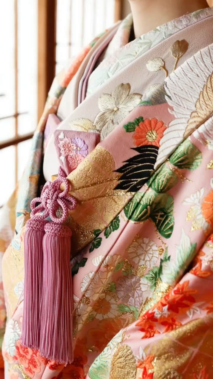 のインスタグラム：「和婚 × 鎌倉 小物一つで花嫁様の魅力がより一層際立ちます  ◎神前式、和婚、結婚式フォトについてのウエディングアイテムやアイディアをInstagramにて掲載しています。他の投稿も是非ご覧ください◎ − − − ◎ブライダルフェア 感染対策を徹底し安心して お過ごしいただけるよう ご案内させていただきます オンラインフェアも開催しております ◎ウエディングレポート KOTOWA鎌倉でご結婚式を挙げられた 新郎新婦様の素敵なレポートを掲載中！」