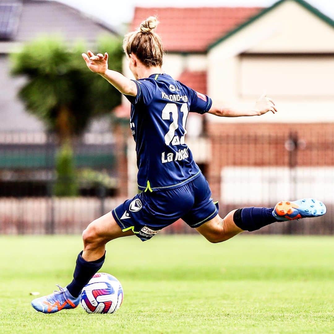 イリース・ケロンド・ナイトのインスタグラム：「🤙 ⚽️ 💙🤍  @gomvfc @7teen8teen9teen」