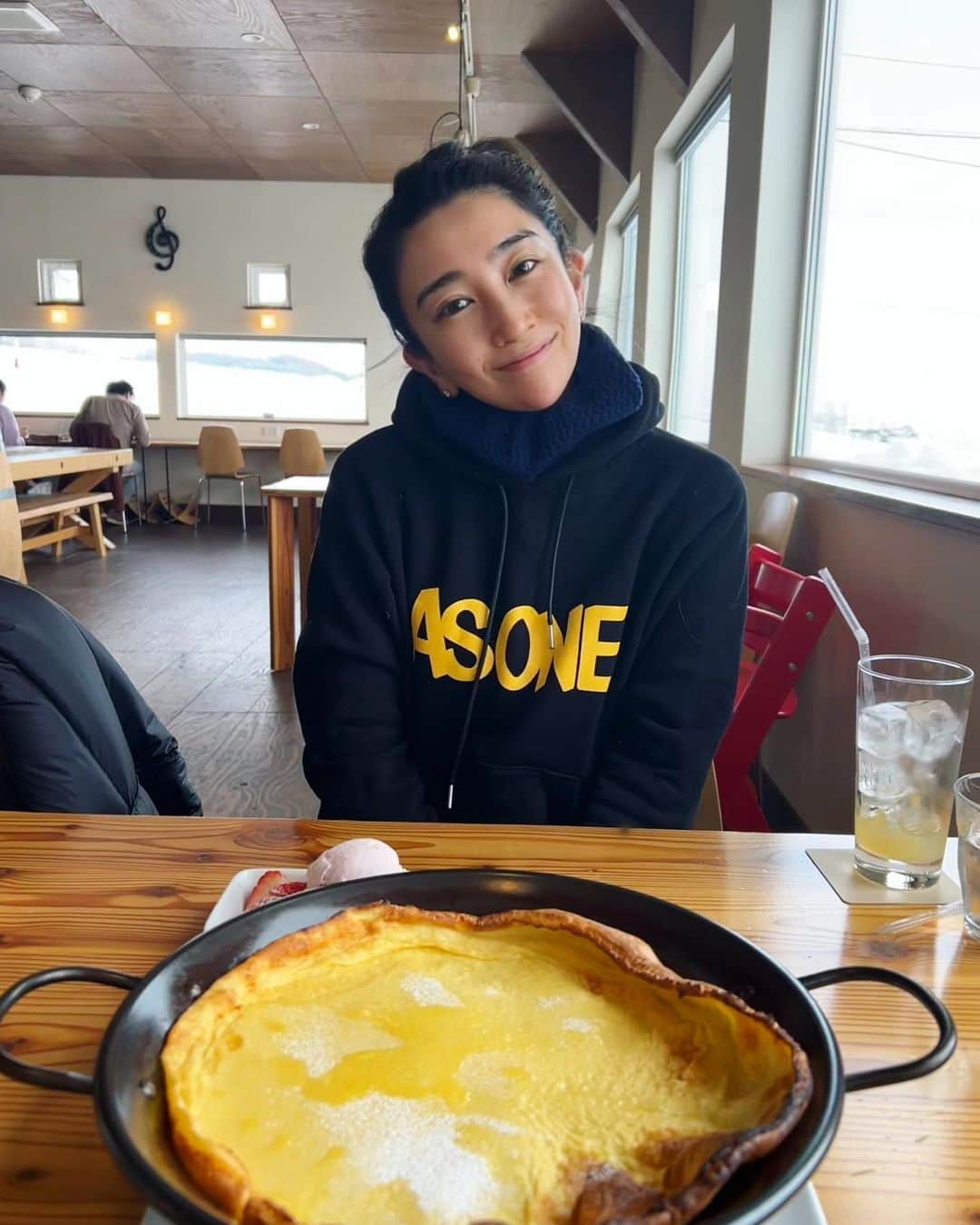 のインスタグラム：「HOKKAIDO✈︎ びっくりするほど美味しいものたちに出会いました。 お寿司ラーメンパンケーキスープカレー普通のカレーとかいろいろ載せきれない。 みんなに言われますが食べてばかりいたので雪まつりは見ていません☃️ #trip #travel #hokkaido #北海道　#snow #ラーメン　#旭川 #ダッチパンケーキ」