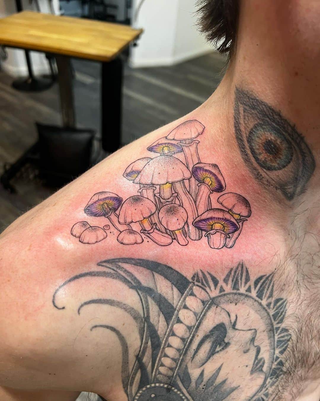 ダニエル・ウッズのインスタグラム：「🍄👁️👁️🍄  Open your mind… go within  Tatt by @savageson   In memory of Steve Woods」
