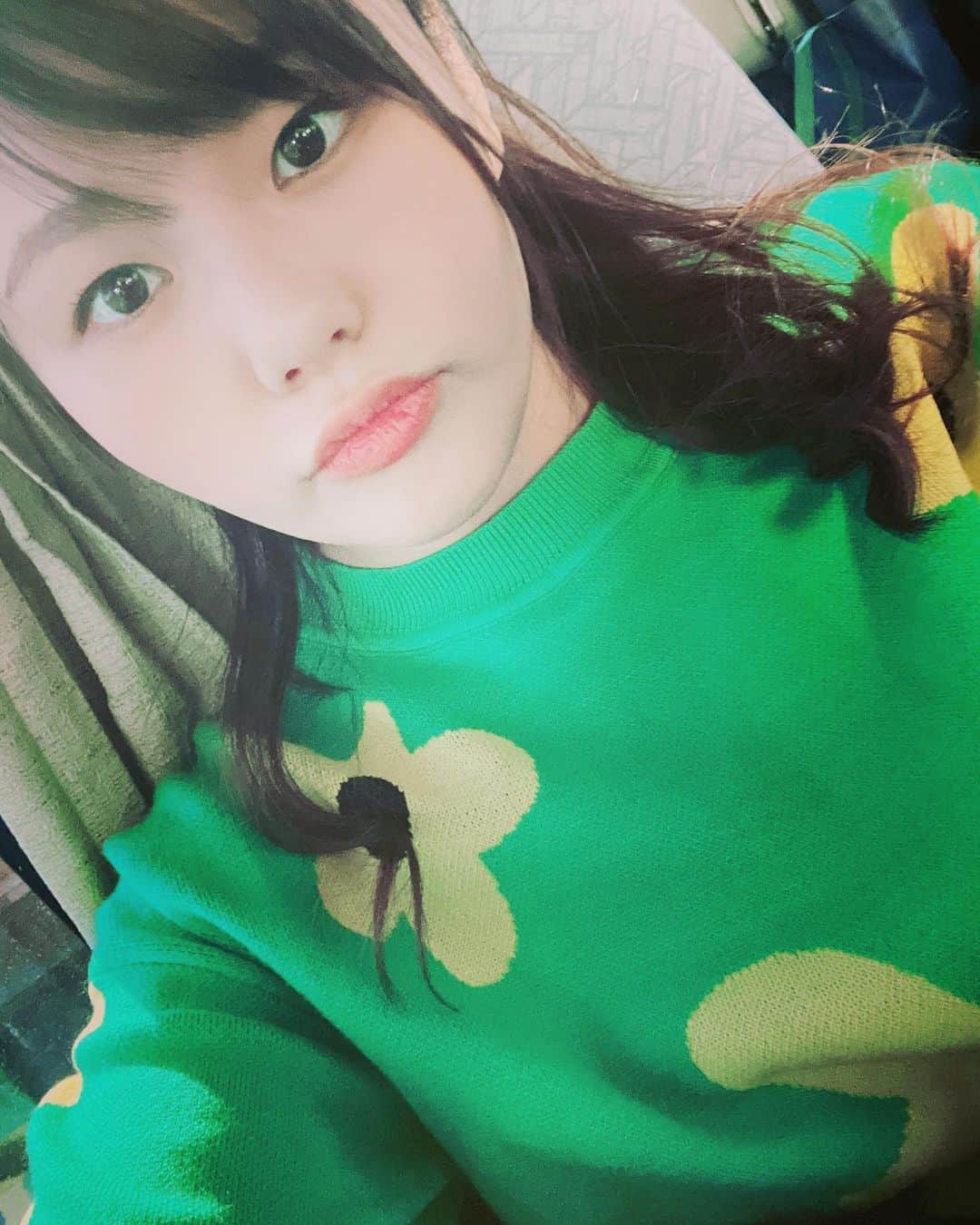 門倉凛のインスタグラム：「🙈💗  最近blogばっかりの更新で…  blogにコメントできないんです！と Instagramにメッセージ頂いてたので こっちもちゃんとあげます🫡  皆さんから頂いたメッセージ どちらもちゃんと 読ませていただいてます✎*  ありがとうございます¨̮♡♡  blogもInstagramもどちらも 宜しくお願い致します🙏✨  本日のロケ前📸☆  最近なかなか自撮りをしなくなって 撮り方を半分忘れてます😂💦笑  おやすみなさい💤  🫥」