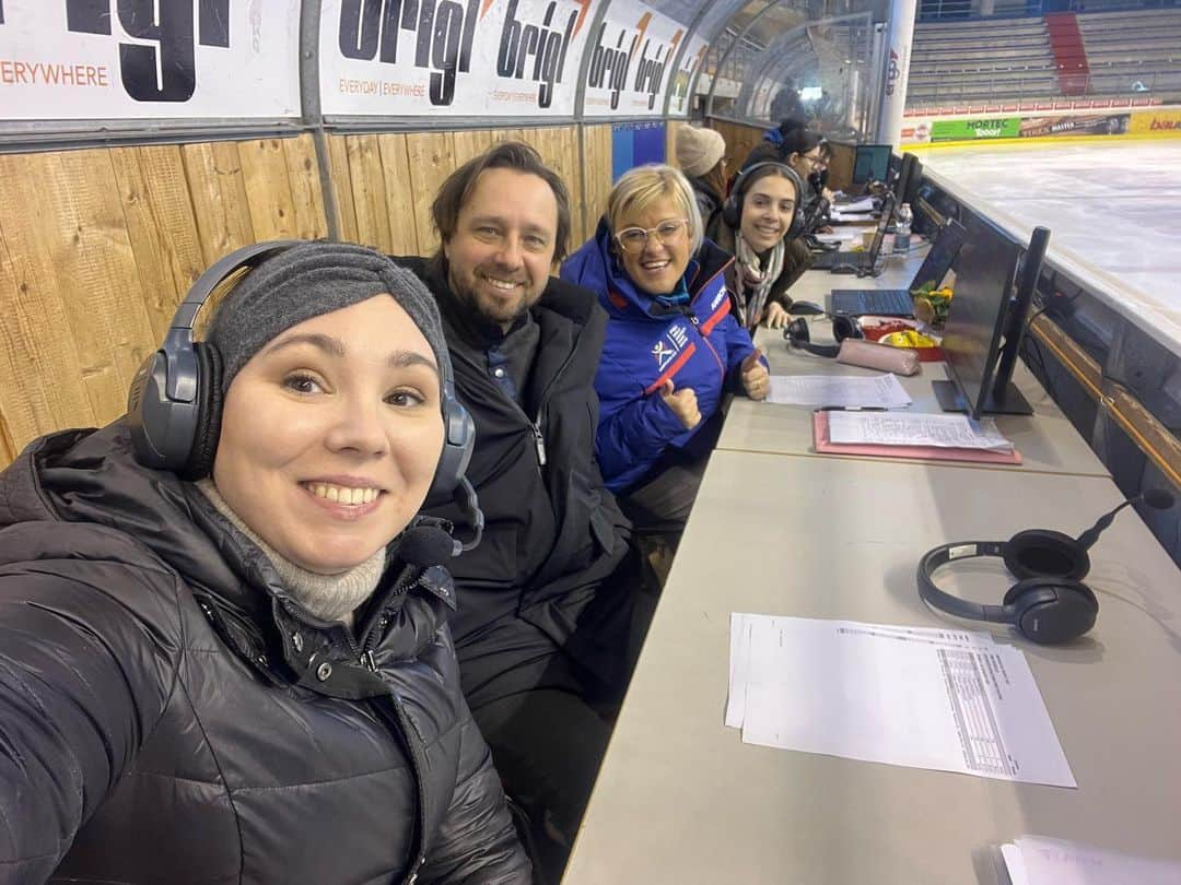 ケルシュティン・フランクのインスタグラム：「*Merano Cup 2023* photo dumb 📸 • • • Thank you so much for the invitation!  #technicalspecialist #isufigureskating #panelfie #itwasagreattime❤️」