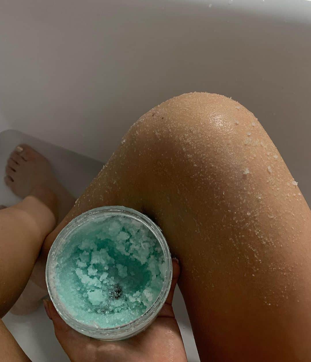 キム・ボラムのインスタグラム：「사해소금 천연오일의 조합으로 닭살피부였던  내피부를 부드럽고 맨질맨질하게 해주는 마법스크럽이에요.✨한참 라일락향에 빠져 있다가 요즘은 은은하고 시원한 키위향에 매력을 느끼는중ㅎㅎ🥹 내일 모레는 달달한 피치향 써보려구요🤍  4세이상의 어린이와 임산부도 사용 가능합니다 💕 #케드마 #케드마공구 #케드마스파키트  링크는 프로필에 있습니다:)」