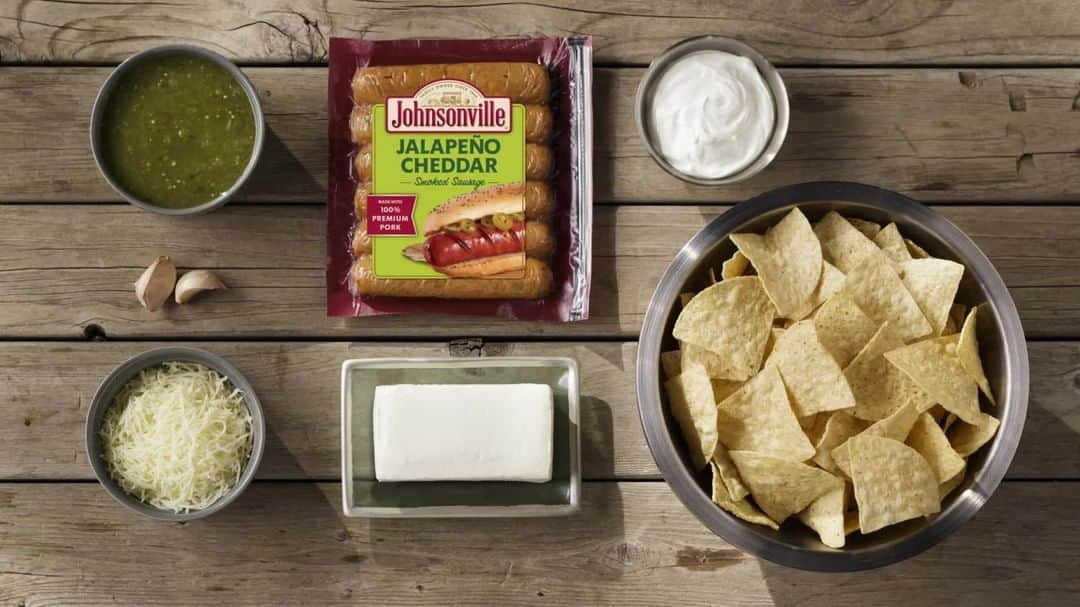 のインスタグラム：「Looking for a crowd-pleasing game day dip? It's definitely going to be this Queso Blanco Slow Cooker Dip, packed with an even bigger crowd-favorite: Johnsonville Jalapeno Cheddar smoked sausage! A game day menu win. Recipe: https://johnsonville.com/recipes/lto-2020-queso-blanco-slow-cooker-dip-black-beans/」