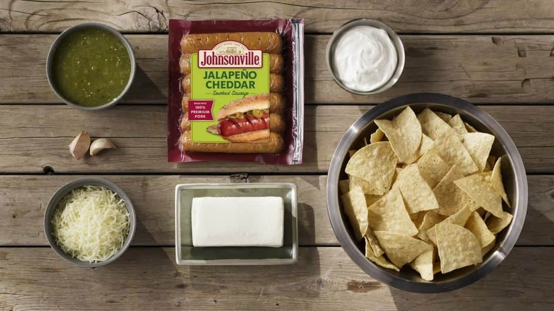 ジョンソンヴィルのインスタグラム：「Looking for a crowd-pleasing game day dip? It's definitely going to be this Queso Blanco Slow Cooker Dip, packed with an even bigger crowd-favorite: Johnsonville Jalapeno Cheddar smoked sausage! A game day menu win. Recipe: https://johnsonville.com/recipes/lto-2020-queso-blanco-slow-cooker-dip-black-beans/」