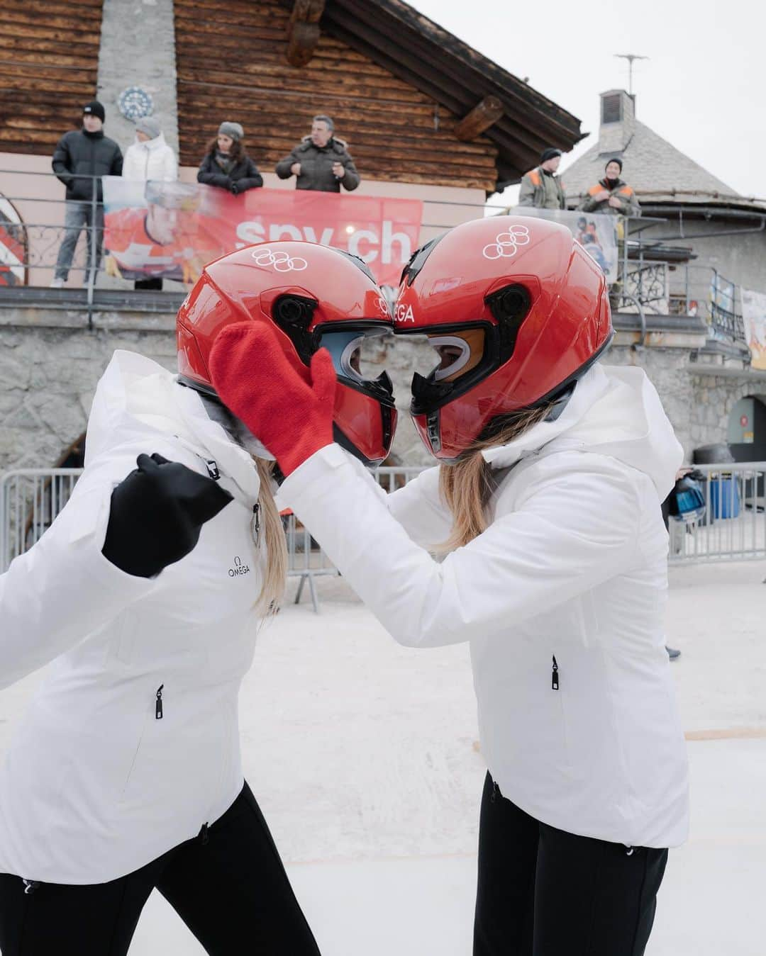 デビー・ライアンさんのインスタグラム写真 - (デビー・ライアンInstagram)「got to watch the Bobsled World Championships in Switzerland with @omega & some fellow actors & watch enthusiasts — they let us race the track afterward. 😏🛷🇨🇭Last slide winner reveal ✨🥂🏆🥇  #OMEGAOfficialTimekeeper  #OMEGAMyChoice」2月7日 1時21分 - debbyryan