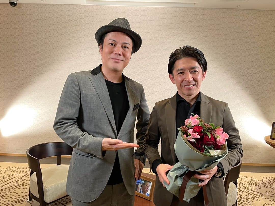 福永祐一のインスタグラム：「齢46にして、恥ずかしながらインスタ始めることにしました。 引退まであとわずかということで、応援してくれている人達に今後の予定と近況をお伝えできたらと思ってます。 今日はうまんchuの収録で恋ちゃんと久しぶりに対談。今までを振り返っての話と、調教師に向けての気持ちなんかを話させてもらいました。 オンエアは2月25日です。 皆さんご覧ください☺️  　3月4日(土)に阪神競馬場で引退式をしていただける事になりました。 当日の騎乗はありませんが、皆さんの前で引退の報告ができる場を設けていただきました。 JRAの方々をはじめとする関係者のご配慮に感謝です😭」