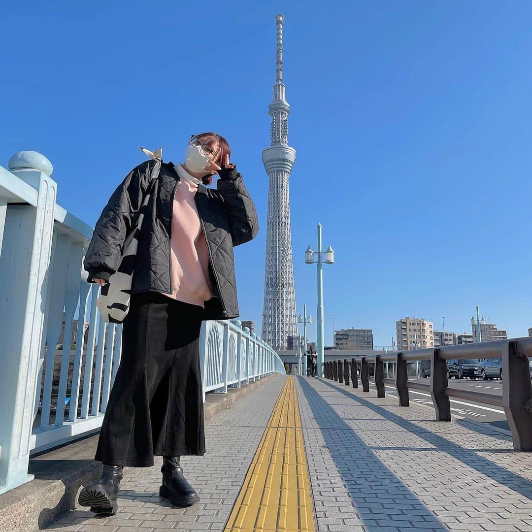 やまももさんのインスタグラム写真 - (やまももInstagram)「🗼 ⁡ ⁡ この間 母とスカイツリー行った🤵🏻‍♂️✌🏻 ⁡ スカイツリー見ただけで登っては無い 未だに登ったことない民🤔💭 ⁡ 雲ひとつない青空でした- ̗̀ ☺︎ ̖́- ⁡ ⁡ ⁡ ⁡ アウター：母のもの トップス：SHEIN インナー：GUかユニクロ スカート：GRL ブーツ：GU バッグ：SHEIN ⁡ ⁡ 前のGRL購入品で紹介してたマーメイドスカートはきやすい＆形キレイでヘビロテしてる👌🏻(Lサイズはいてるよん) ⁡ やけど今見たらブラック無くなってた🥲🥲 他のカラーもほぼ売り切れやった🥲🥲 再入荷されたらいいな〜〜(#^.^#)🫶🏻🫶🏻 他のカラーもゲットしたい✊🏻 ただ素材は秋冬らしいから悩みどころ🤔🤔 ⁡ ⁡ 春カラーのお洋服ほしいな〜〜何買おうかな〜〜( ¯ᒡ̱¯ )🌷 ⁡ ⁡ ⁡ #空綺麗すぎやろて #ピクニックしたくなる空 #GRL #お気に入りのスカート #バッグもお気に入り #🐄」2月6日 16時37分 - yamamomoda4