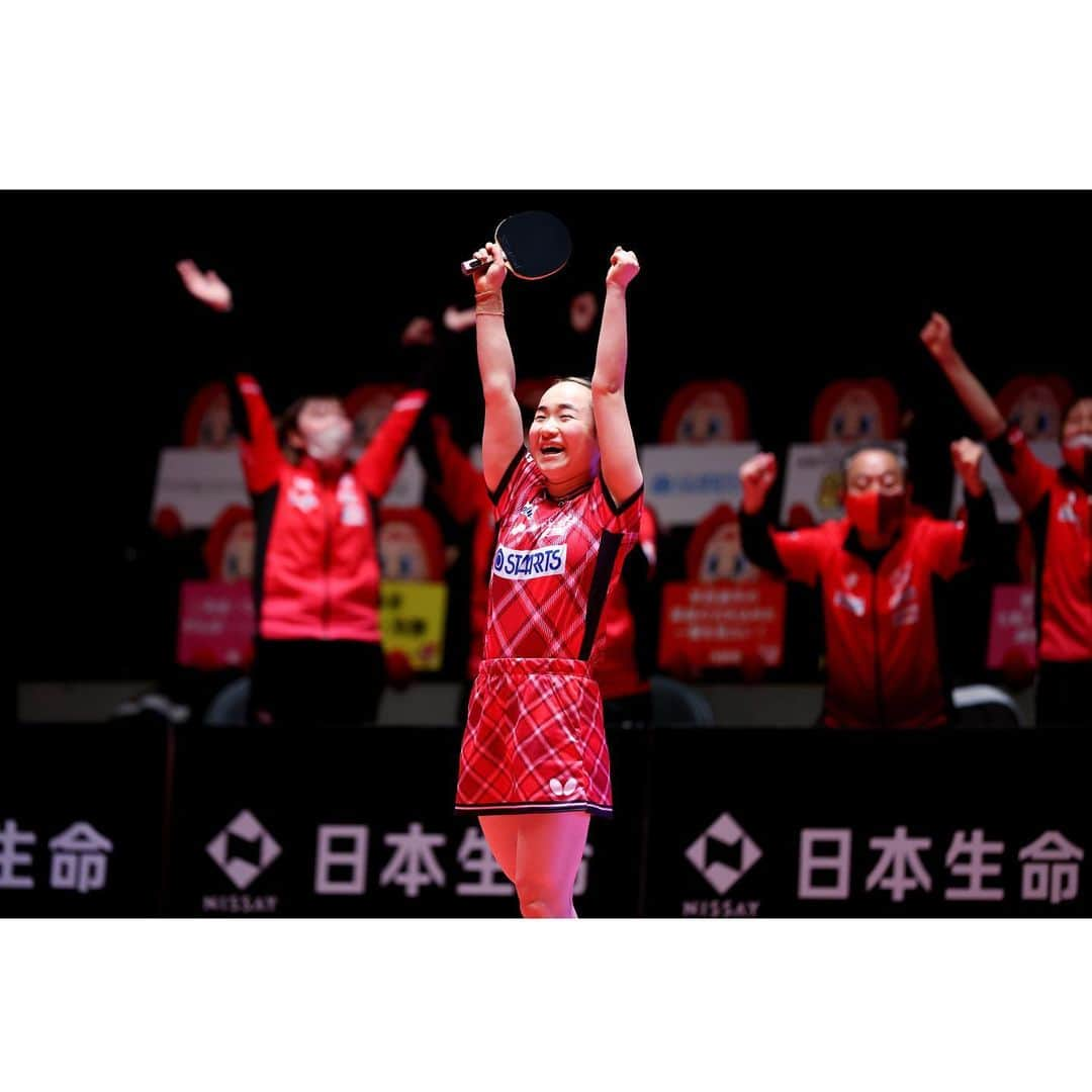 伊藤美誠のインスタグラム：「Tリーグの大一番で勝利！！  2月5日に大阪の貝塚コスモスシアターで開催された、シーズン第16戦。  第4試合に登場し、今季Tリーグ最多13勝をあげている芝田沙季選手(日本ペイントマレッツ)と対戦しました。  負ければチームのプレーオフ進出の道が閉ざされるという大きなプレッシャーを背負いながらも、伊藤選手らしい変幻自在なサーブレシーブや多彩な攻撃で3-0のストレート勝利を決めガッツポーズ‼︎🙌  チームメイトと喜びを分かち合いました🎉  写真：T.LEAGUE/アフロスポーツ  @nissay_redelf  @t.league_official  #Tリーグ #日本生命レッドエルフ  #伊藤美誠 #スターツ #みまがんば #卓球 #tabletennis #pingpong」