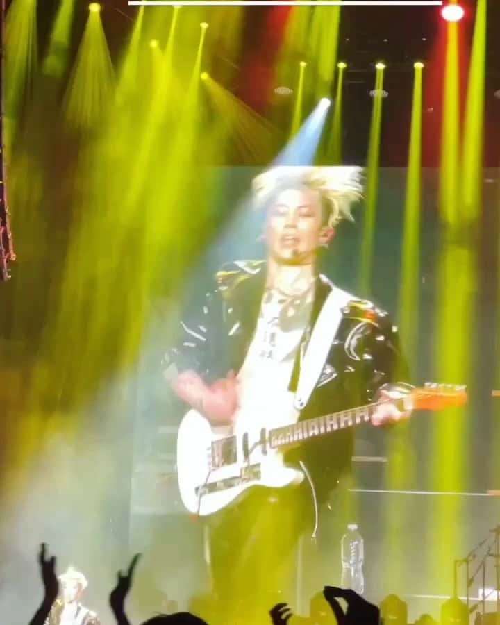 雅-MIYAVI-のインスタグラム：「G battle with my bud guitar maestro @sugizo_official ⚡️⚡️🎸 Big respect   Send us more fancams so that we kno how silly we are 🤘🏻  #TheLastRockstars」