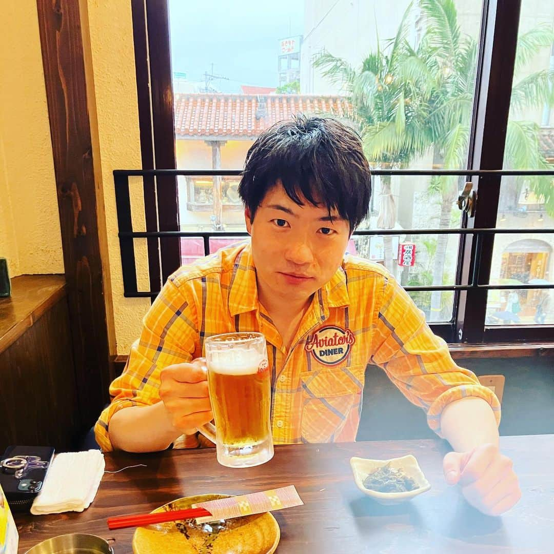 林輝彦のインスタグラム：「林輝彦in沖縄 1日目  雨が降ってきたのでオリオンビールで乾杯🍻  #沖縄#オリオンビール」