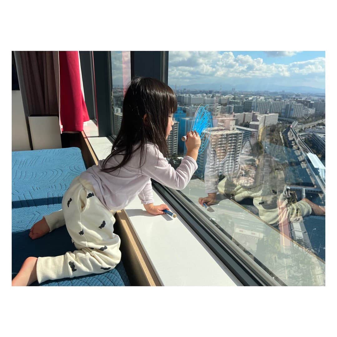 小塚舞子さんのインスタグラム写真 - (小塚舞子Instagram)「ハイアット リージェンシー 大阪内にある 「星野リゾート　リゾナーレ大阪」に宿泊してきました！  星野リゾートといえば 大人が贅沢に安らげる場所という印象ですが ”リゾナーレ”は家族はもちろん、 いつ誰と来ても楽しめるリゾートホテルブランドだそうです。  なかでもリゾナーレ大阪は とことん子連れ旅に特化されています。  まずは客室！！！ 見て！部屋の中にネットがあるのよ🙌 登るよね！気づいたら登ってるよね！ で、呼ばれるよね！私も登るよね！ ……「うぅっ」って声出るよね！😇  と思って登ったら最高に気持ちいい✨ 大きなハンモック的な寝心地（寝るんかい）。 寝ても覚めてもネットの上で生活してはりました。 朝起きてすぐ登れる体力すごい。  そして大きな窓にはなんと 専用の色鉛筆でお絵描きができます🌈 うたちゃんも大喜び！！！ おっっっっっきな窓に ちっっっっっちゃい女の子描いてました。 髪の毛の下にいるどんぐりみたいなやつは 赤ちゃんだそうです👶  その窓から見える景色もとても気持ちよくて。 大阪の空もこんなに広いんやなぁ、 目からも深呼吸できるんやなぁ、ってくらい。  バスルームは広々してるし うたちゃんの歯ブラシ忘れた！！！ と思ったら、ちゃんとある🪥 トイレには 子供用の補助便座やおしり拭き、オムツを捨てるところも。  お部屋にいるだけでもう大満足の素晴らしさなのですが まだあるんです。最上階の「アトリエ」が。 写真撮りすぎてしまって載せきれないので 次の投稿で🙌 はぁ、、、毎週末行きたい、、、  #星野リゾート #リゾナーレ #リゾナーレ大阪 #hoshinoresorts #risonare #risonareosaka #子連れ旅行 #子連れ旅 #大阪子連れ旅行 #大阪子連れお出かけ」2月6日 17時14分 - kozukamaiko