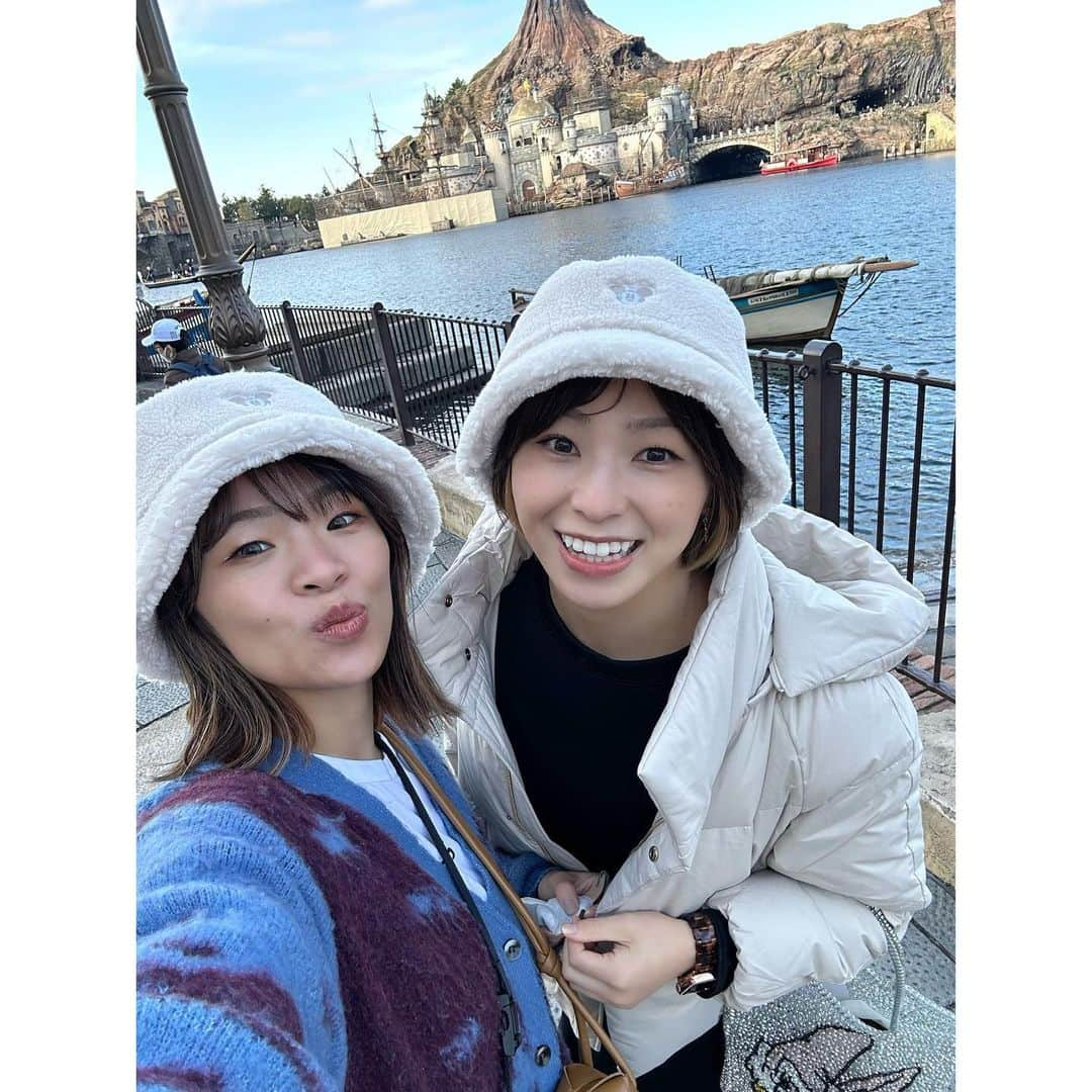 川井友香子のインスタグラム：「. りさことDisney Sea へ🌊🤍 天気がめちゃくちゃ良くて乗り物沢山乗れて最高だった🥳  バッグはディズニー行く時に使いたいと思ってた @anteprima_japan  とディズニーのコラボ💖👜」