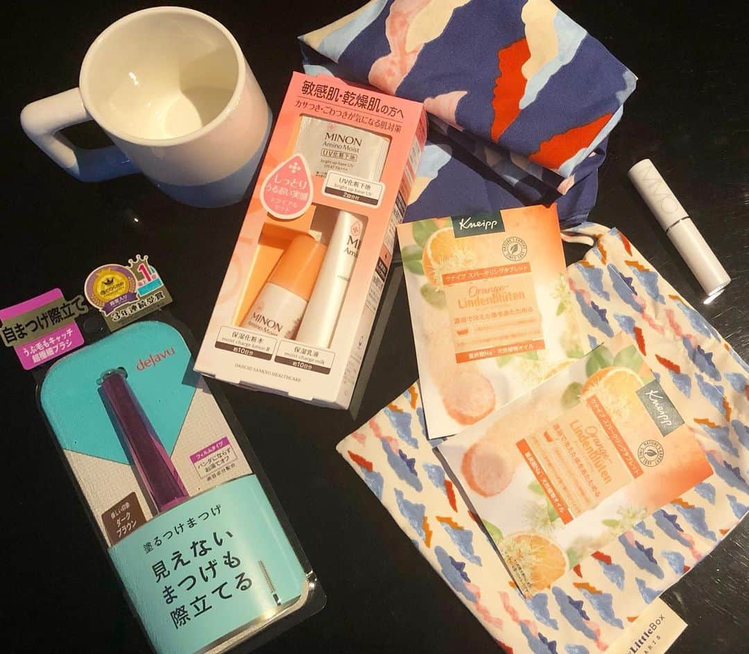 松丘雪那のインスタグラム：「My little box Japan ~ January~ . 毎月ハッピーをとどけてくれるボックス！ 私の家は母、妹、私といるので本当にそれぞれが欲しいものがたくさん！ 毎月みんなでワクワクしながら開けて、これは私のって相談しながら決めてる笑 みんなスキンカラーも違うから何が届いても使う人がいるのも私の家族の利点😏 どんなマスカラがしたいかとかもその日によって変えられるようになったのもマイリトルボックスのおかげ💓 ここからはまってリピートしてる化粧品もたくさんあるよ💓 . 今回はちょうど肌荒れしてて、ミノンとMIMCのものが本当にありがたかった😭 . . . #mylittelebox #毎月の楽しみ #コスメオタク #美容オタク #ブルベ冬 #パーソナルカラー #ブルベ冬クール #コスメマニア #コスメ大好き #メイクオタク #女子力 #メイク好きな人と繋がりたい」