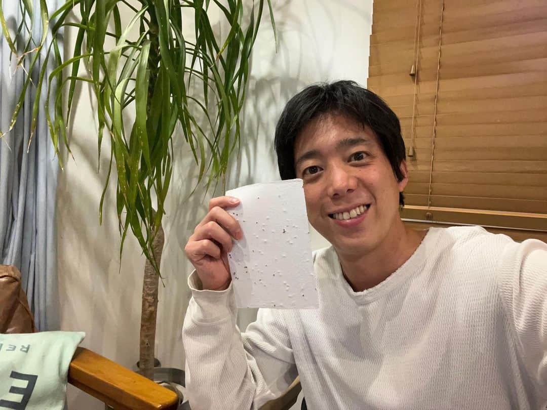 フジテレビアナウンサーのインスタグラム：「シードペーパー作りました！ 捨てる紙を再生し、紙の中に植物の種を入れます。手紙にすれば、手紙を受け取った人が土に植えて、植物を栽培できるんです。 水で紙を溶かして、形を整えて‥かなり神経使う細かい作業！一発で成功させた私はシードペーパーの天才です。 皆さんも作ってみてくださーい、、  #体感サステナWAVE #楽しくアクションSDGs #シードペーパー #自称天才 #実はすごく簡単 #フジテレビアナウンサー #立本信吾」
