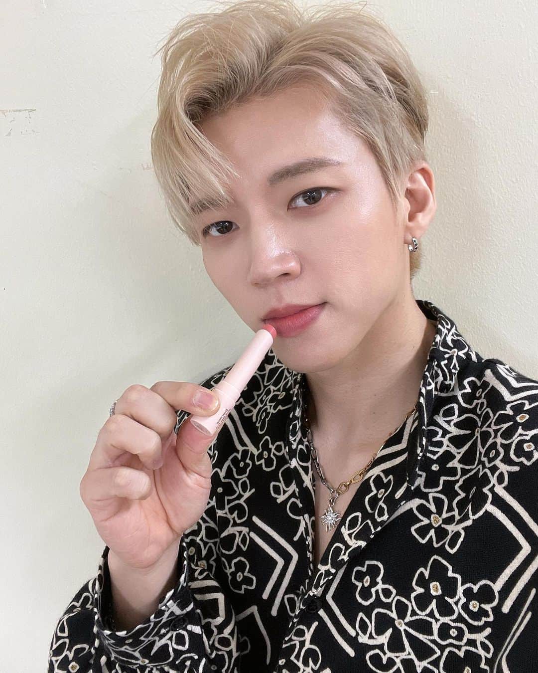 ウヒョン のインスタグラム：「촉촉한 립밤 정보 이거에요 #제품협찬 #헉슬리 #립밤 @huxley_korea」