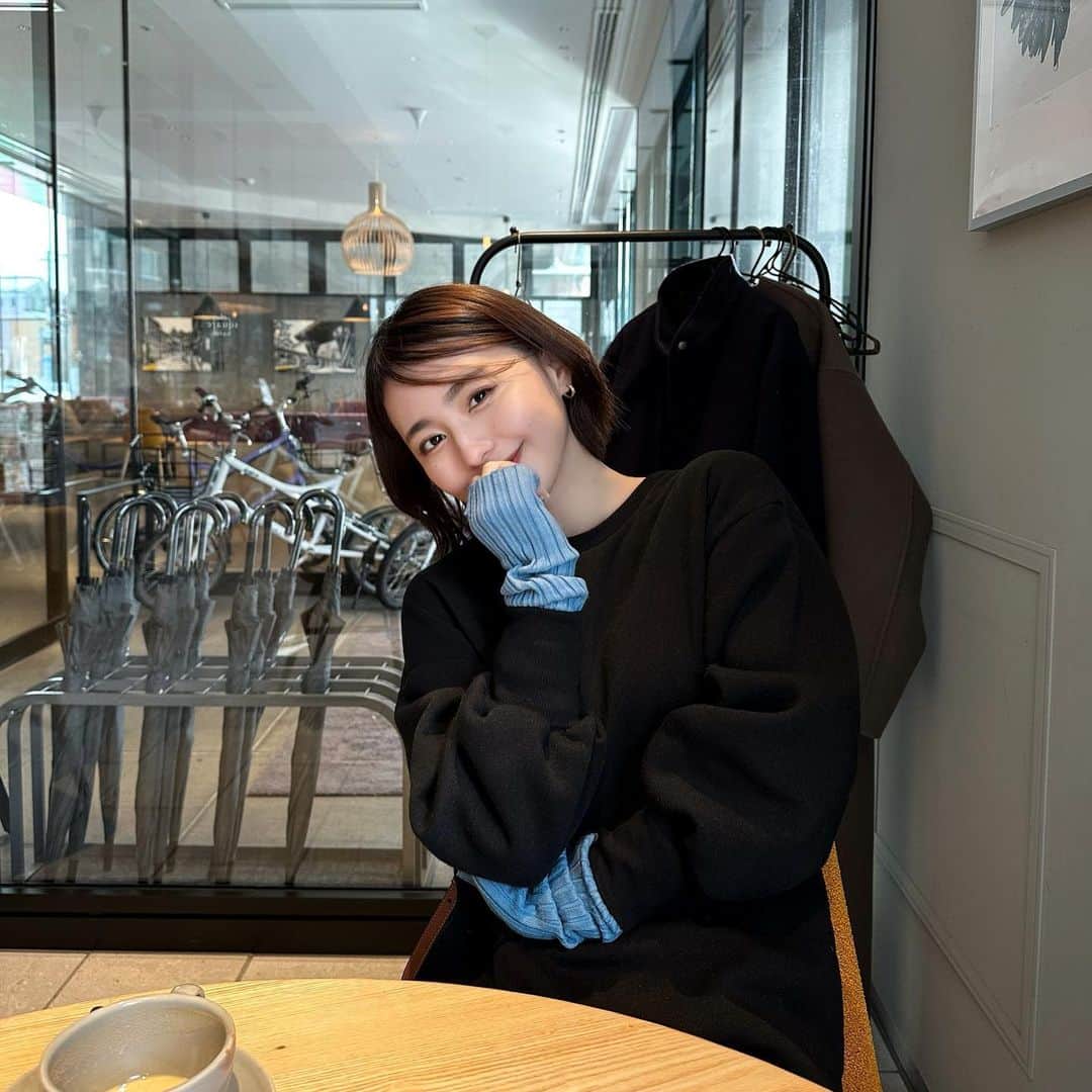 MIORIのインスタグラム：「・ プライベートでもめちゃくちゃ使ってるZOZOTOWN購入品でコーディネート🤍 @zozotown   ・裏起毛スウェットマーメイドワンピース/JUNOAH ・リブカラバリアームウォーマー/Kastane  スウェットワンピは何着持っててもいい！！ ってことで意外と持ってなかったブラックを購入🫶 ＋最近ハマってるブルーのアイテムで色味を🫶  ZOZOTOWNは到着が早いから 購入した時の温度感で着れちゃうのがいいよね🙏  初回注文は2,000円OFFらしいからみんなもぜひ使ってみてね🤍  #ZOZOTOWN#ZOZOTOWN購入品#ZOZO活#PR」