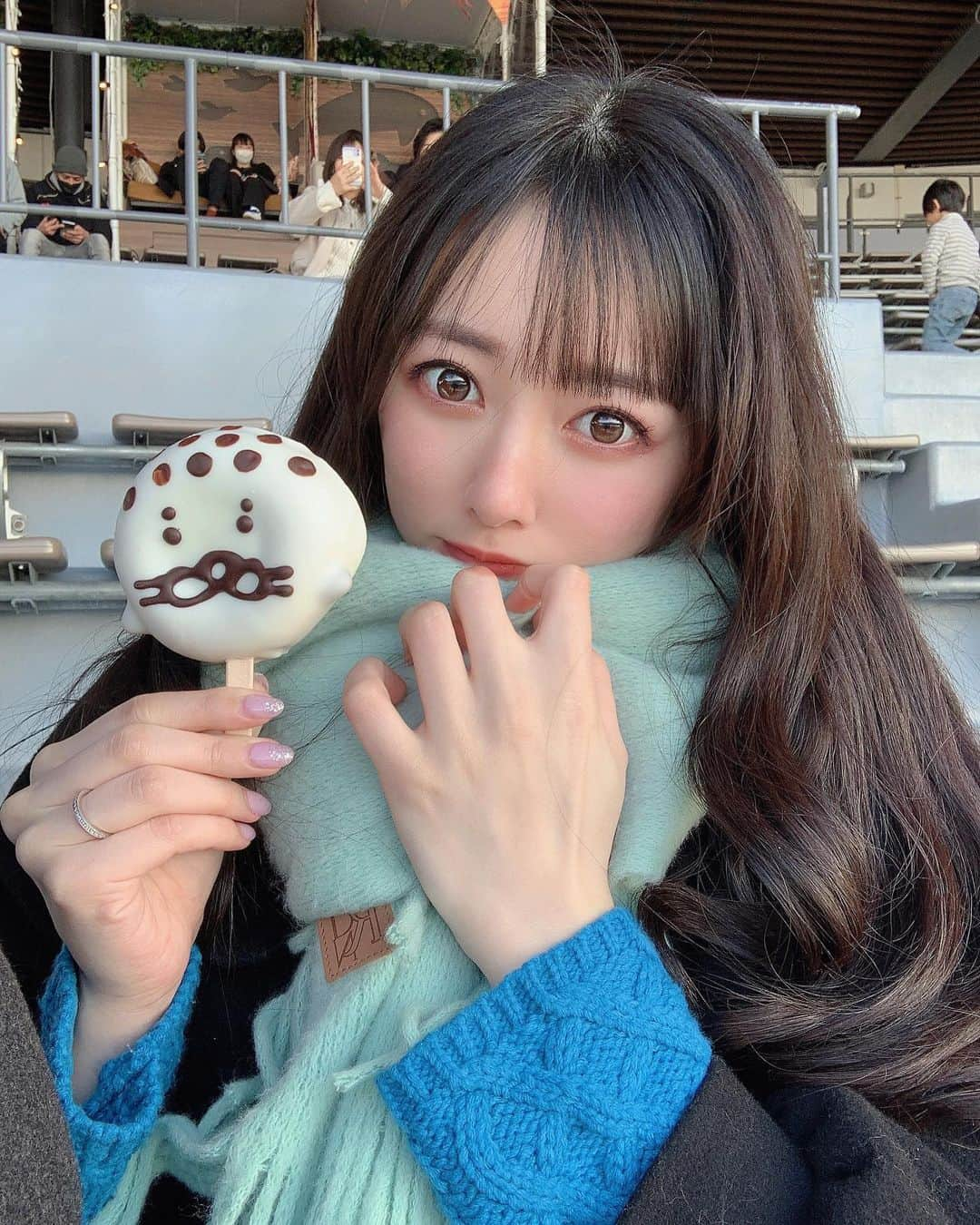 川村まりのインスタグラム：「大好きなアザラシに会いに行って、アザラシ食べた。 たまらん！にっこり！！！！！  私の最推しザラシは、海遊館のユキちゃんやけど、京都水族館のアザラシ達に浮気しに行きました…ヒカルくんが可愛かった… ユキちゃん、怒ってないといいけど…#は？  #京都水族館#京水#アザラシ#アザラシドーナツ#アザラシ好きな人と繋がりたい #アザラシ大好き #あざらし #あざらし教」