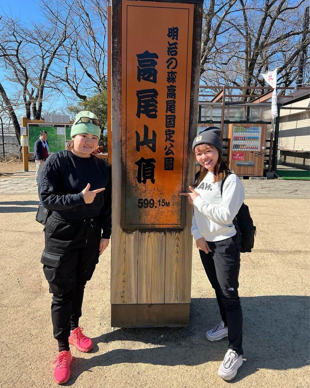 廣田真優のインスタグラム：「2年ぶりの高尾山🌿🗻  頂上で食べたカップラーメン美味しすぎて秒でなくなった。。🫣 絶対シーフード派です。🦞 #高尾山 #高尾山登山1号路 #ゴルフ」