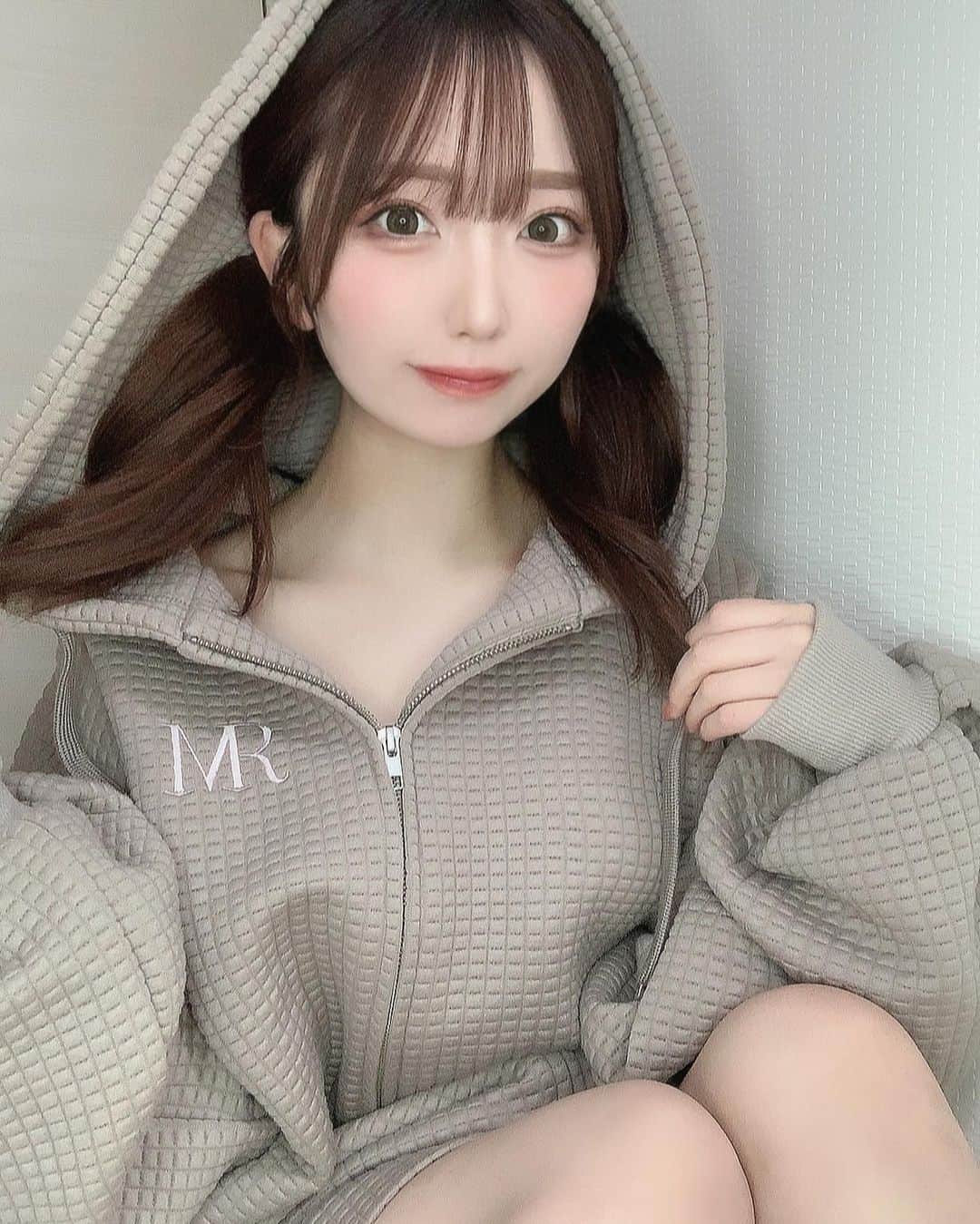 柳田なつみのインスタグラム：「@rosemuse_official のジップパーカー🐰♡ ・ ここのブランド可愛いから集めたい🥺 ・ ・ #rosemuse #パーカー　#オーバーサイズ　#パーカー女子 #ツインテール　#ツインテールアレンジ」