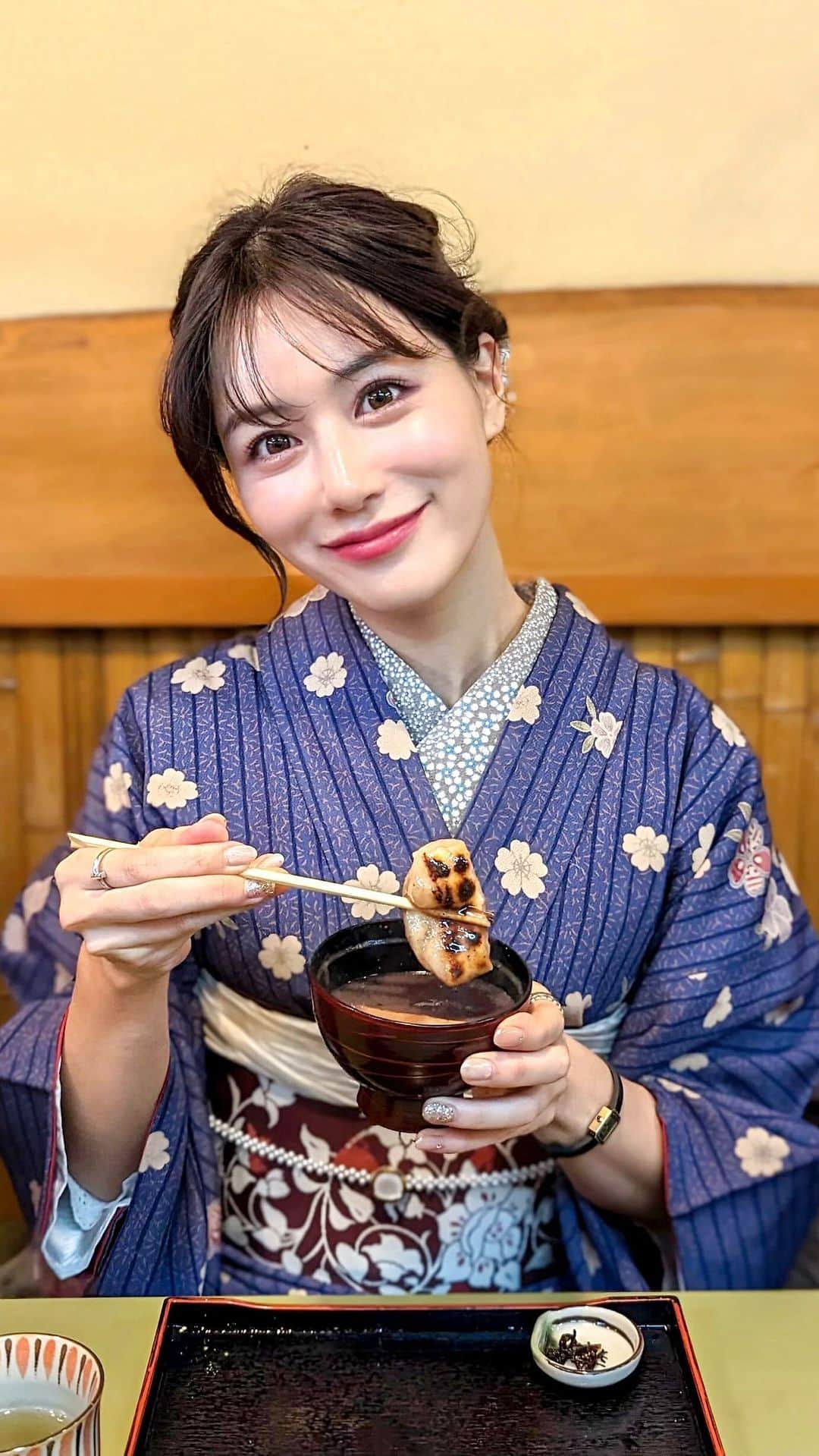のインスタグラム：「京都街歩きリール💓 ママに京都に行って着物きて何したい？って聞いたらお寺でもなんでもなく雑貨屋さんお買い物したいとのことだったので清水近辺を散策。 いろんな可愛いお店がたくさんあって楽しかった〜！ あまりの寒さに途中でぜんざいを。 おもち伸びるかと思ったら伸びなかった笑 . 着物の投稿評判良くて嬉しいです🫶 お寺にも行ったのでまた投稿しますね💓 . #京都 #そうだ京都行こう #kyoto #京都旅行 #京都観光 #清水寺 #街歩き #着物 #着物レンタル #着物女子 #着物デート #vlog #京都着物レンタル #japanesegirl #visitjapan #japan #japantravel」