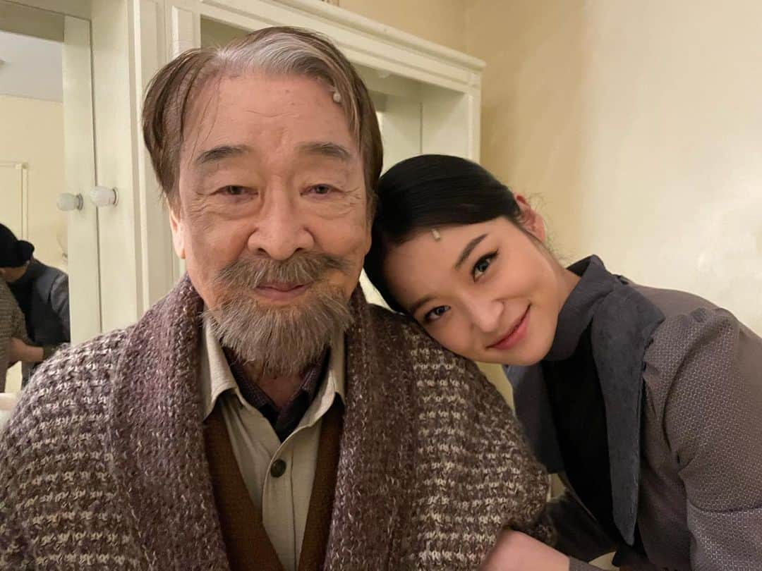 シン・ドヒョンさんのインスタグラム写真 - (シン・ドヒョンInstagram)「2022.12.21 ~ 2023.02.05 연극 #갈매기 약 4개월 간의 장정 끝에 막을 내립니다!  많은 관심과 성원 그리고 찾아와 응원해주신 모든 분께 감사드립니다🦅🖤 훌륭한 분들과의 이 뜻깊고 소중한 시간을 저는 오래 잊지 못할 것 같아요. 갈매기에 대한 저희의 열정과 사랑이 여러분께 조금이나마 닿았길 소망합니다. 감사합니다. 사랑합니다🥺」2月6日 18時08分 - shindohyunn