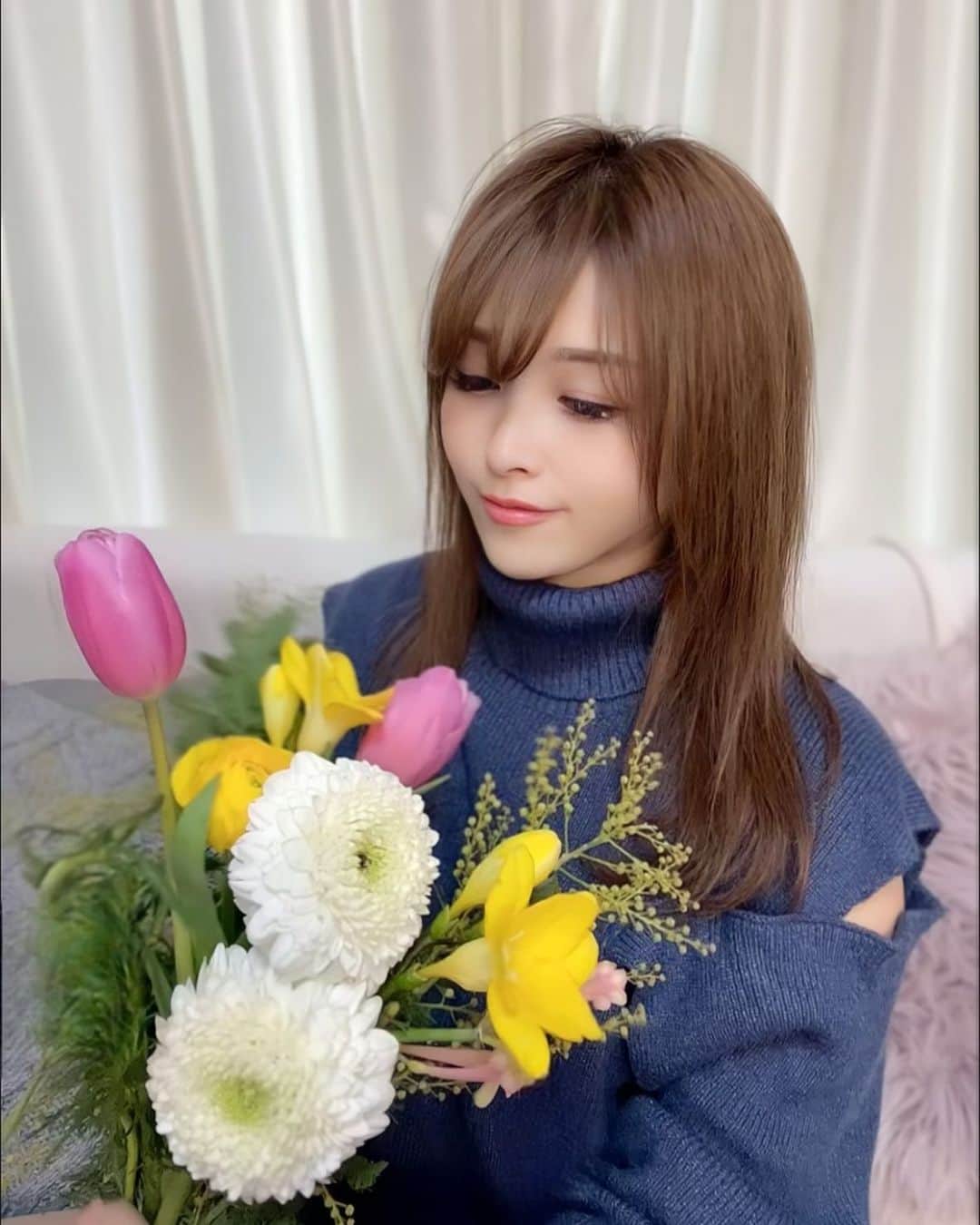 mikaのインスタグラム：「♥︎︎∗︎* #お花のある暮らし 💐  月1で一流ホテルやレストランで仕入れを担当した プロの方が厳選したお花を送ってくれる定期便の @moafura_official ✨  今月はガーベラやチューリップ、 色んな種類のおまかせコースOの花達💐💕  お部屋に花の色味が追加されるだけで 一気に癒しのお部屋になった気がしてる🥰  #moafura #モアフラ #お花の定期便 #バラ花束 #バラ定期便 #バラサブスク #バラギフト #flower #おまかせ定期便 #チューリップ #ガーベラ #💐 #お花のある暮らし」