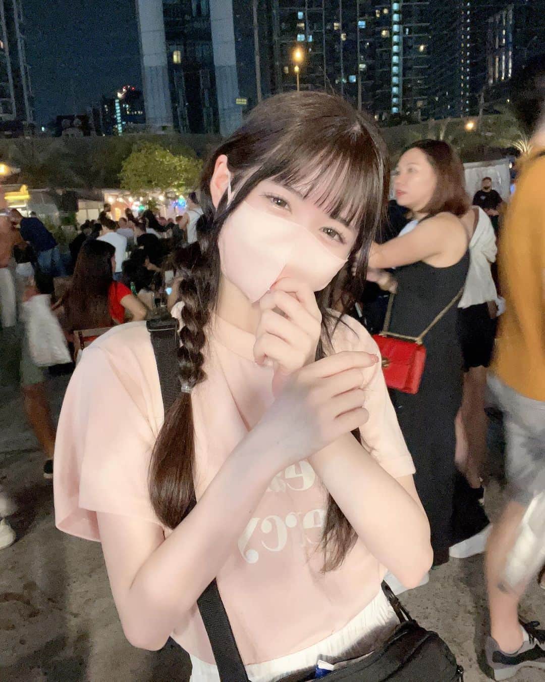 のインスタグラム：「タイでナイトマーケット行ったよ〜👶🏻🎶  ストロベリーティーを飲みました🎶  #アイドル  #黒髪ロング #インナーカラー #コスプレ #follow #like4like  #instafollow #instalike #followme #following #followme  #팔로우미 #팔로우환영 #エクステ #シールエクステ #ottd #透明感カラー #タイ #タイ旅行」