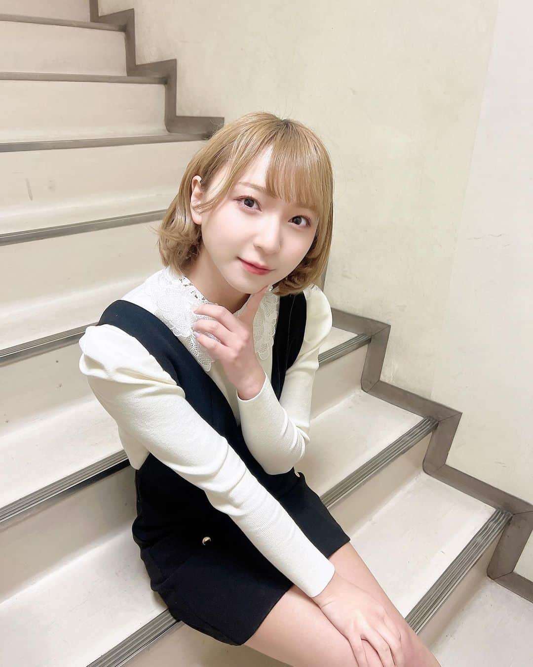 塩川莉世のインスタグラム：「2月11日【土曜】 . 急なんですが、バレンタインが近いのでスペシャルイベントを開催します！！！！！！ . （まぁみんなと話したいっていうのもある、、👸） 予約はTwitterのDMから！！！！ 飲食の持ち込みOKなのでお菓子食べながらワイワイお話ししよね🐱 そして、来てくれた方全員に【手作りチョコ】プレゼントします🖤 . . 今年は結構手の込んだものにしようと思っているのでぜひ遊びに来て下さい🍫」