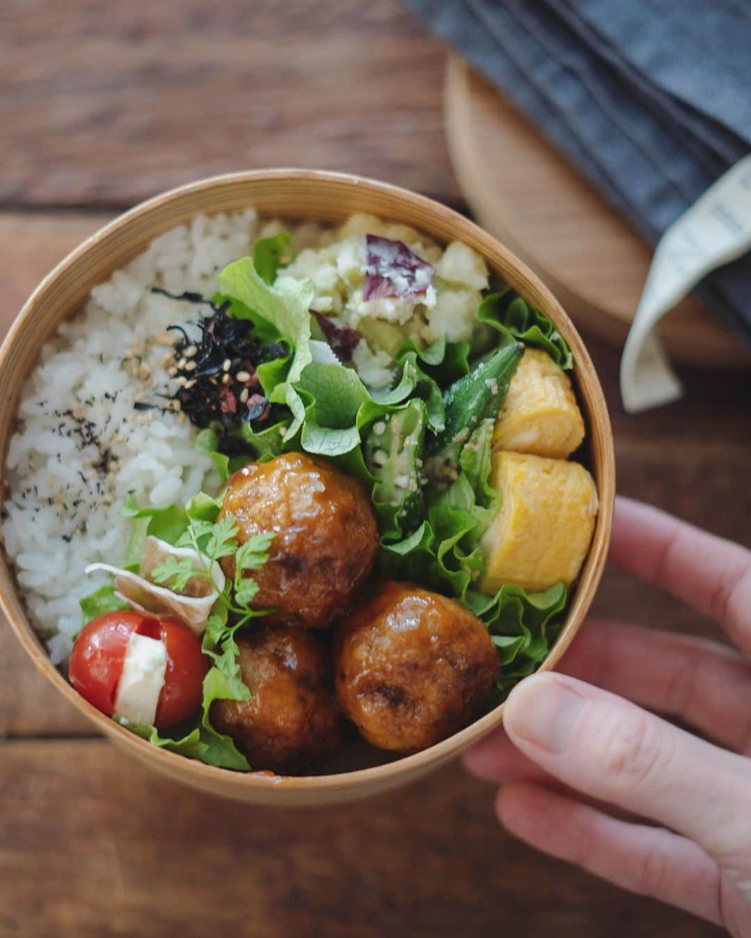 栁川かおりさんのインスタグラム写真 - (栁川かおりInstagram)「Recipe 『肉団子の甘酢あん。』  肉団子の日はすごくおべんとうが楽しみになる。 子どもたちの感想は聞いてないから 私だけかもしてないけどね。  以前にもレシピアップしてたけど ポイントしっかり書いて 分量も少しだけ修正しました。  ...Recipe.......................................................  肉団子の甘酢あん。  ……………………………………..  材料 豚ひき肉　250g 玉ねぎ　1/4個 塩　ひとつまみ A（生パン粉1/2カップ、卵1個、砂糖・醤油各小さじ1） B（水大さじ3、　トマトケチャップ・砂糖大さじ2、　 　　酢・醤油小さじ2、　片栗粉小さじ1）   作り方 １． 玉ねぎはみじん切りにして塩でもみ、5分ほど置く。 出てきた水分をしっかり絞る。 ２． ボウルにひき肉、玉ねぎ、Aを入れ、 粘りが出るまでよく混ぜる。 ３． 一口大に丸めて薄力粉をまぶして揚げる。 （または揚げ焼きでも） ４． フライパンにBを入れてよく混ぜてから火にかけ、 とろみがついてきたら弱火にし 1〜2分混ぜながら加熱する。 肉団子を加えて和える。    ...Point......................................  □肉団子は1個の重さを測ったほうが 　仕上がりが揃ってキレイです。 　私はボウルをスケールにのせて測りながら丸めてます。 □甘酢あんのとろみはお弁当用には片栗粉は多めが◯ 　とろみつきはじめからさらにもう少し加熱すると 　しっかりします。 □味付けは甘めなので砂糖の量で調整してください。 ....................................................................  #ぱぱっとレシピ帖  #肉団子の甘酢あん  #肉団子 #甘酢あん  #おべんとう #おべんとうおかず」2月6日 18時45分 - kaori_yanagawa