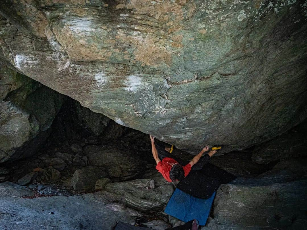 中島徹のインスタグラム：「👍 The passionate play of the climbers in BJC2023 encouraged me. I managed to complete this dream line FAd by my sensei.  problem: Tomorrow Land ~V15 climber: saruzaemon photo: Ohzaru location: Ehime」