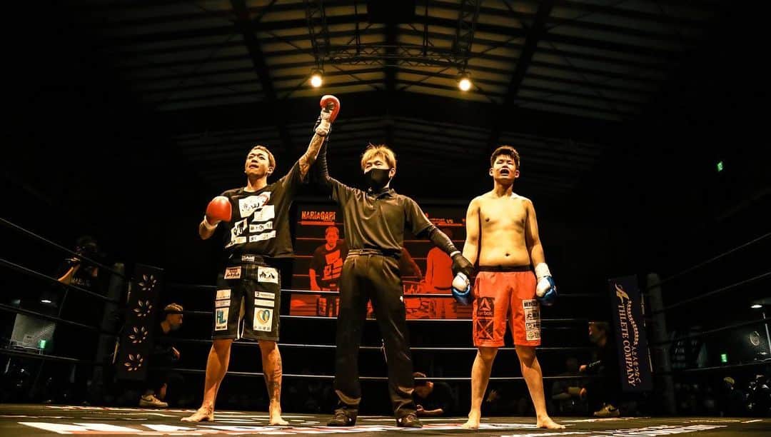 ☆SH!NR!☆のインスタグラム：「NARIAGARI本戦！有言実行！勝利できました🔥 まずは今回対戦してもらったエツジ選手ありがとう！ 試合が終わるまでは敵。試合が終わったら戦友！ エツジ選手がこんなけ俺の煽りに噛みついてくれたからこそ、視聴者も観る価値ができたと思う！ エツジ選手が良いんなら、色々試合までの本音の心境を話しあう場を作りたい！ 俺も色々思う気持ちがあった^_^エツジ選手の本性はわからんから、是非知ってみたいよな？みんな！ いや〜毎度毎度ですけど、やっぱり俺はあがり症やな〜。 これを克服する為にも、もっともっと経験積まないとあかんな。 今回応援のDMも、連絡も、一緒に練習してきてくれた人達、スポンサーになって頂いた方達！ ほんまに改めて人に恵まれてるな〜って思った！ ほんとにみんなに感謝です。 今年は何からも逃げない。そして挑戦 これを心に刻んで己と闘っていきます。 俺って別になんの能力も才能もある訳じゃないけれど。がむしゃらに目標に向かって頑張る事は誰にでもできる事やから！なら、その覚悟と気合いぐらいは誰よりも強く持っておきたい！ 今年の俺はイケイケです🔥 みんなが楽しんでくれるならなんだってやる！もう一回成り上がるって決めてるからみんなジャックポット応援してください😁 応援してくれた皆さんありがとうございました。何歳になっても挑戦し続けるジャックポットでありたい！口で言うのは簡単。行動に移さないと人生は変わらない。自分の人生は自分で切り開いていく！ 必ずYouTube100万人いく。 俺もう一回成り上がるから！みんなに勇気を与えれるような太陽を目指して体張ってでも頑張っていく 変わらない事は変わり続ける事 #nariagari #ブレイキングダウン #格闘技 #キックボクシング」
