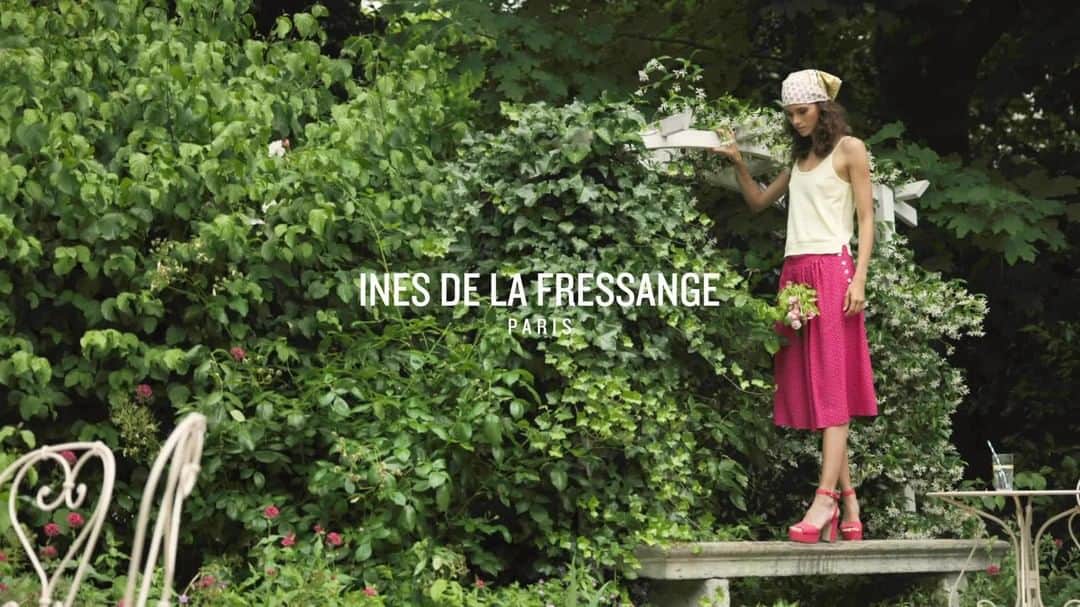 イネスドゥラフレサンジュのインスタグラム：「🌷 ROSE DE JOUR Découvrez les minis collections Printemps Été 23. - 🌷 PINK FOR A DAY Discover the Spring Summer 2023 mini collections. Photography : @rodolphe_bricard Model : @paulinehoarau Styling : @jeannelebault Make up : @lydiapujols Hair : @delphinecourteille_paris  @museedemontmartre   #inesdelafressangeparis #inesdelafressange #SS23 #paris #parisianvibes」