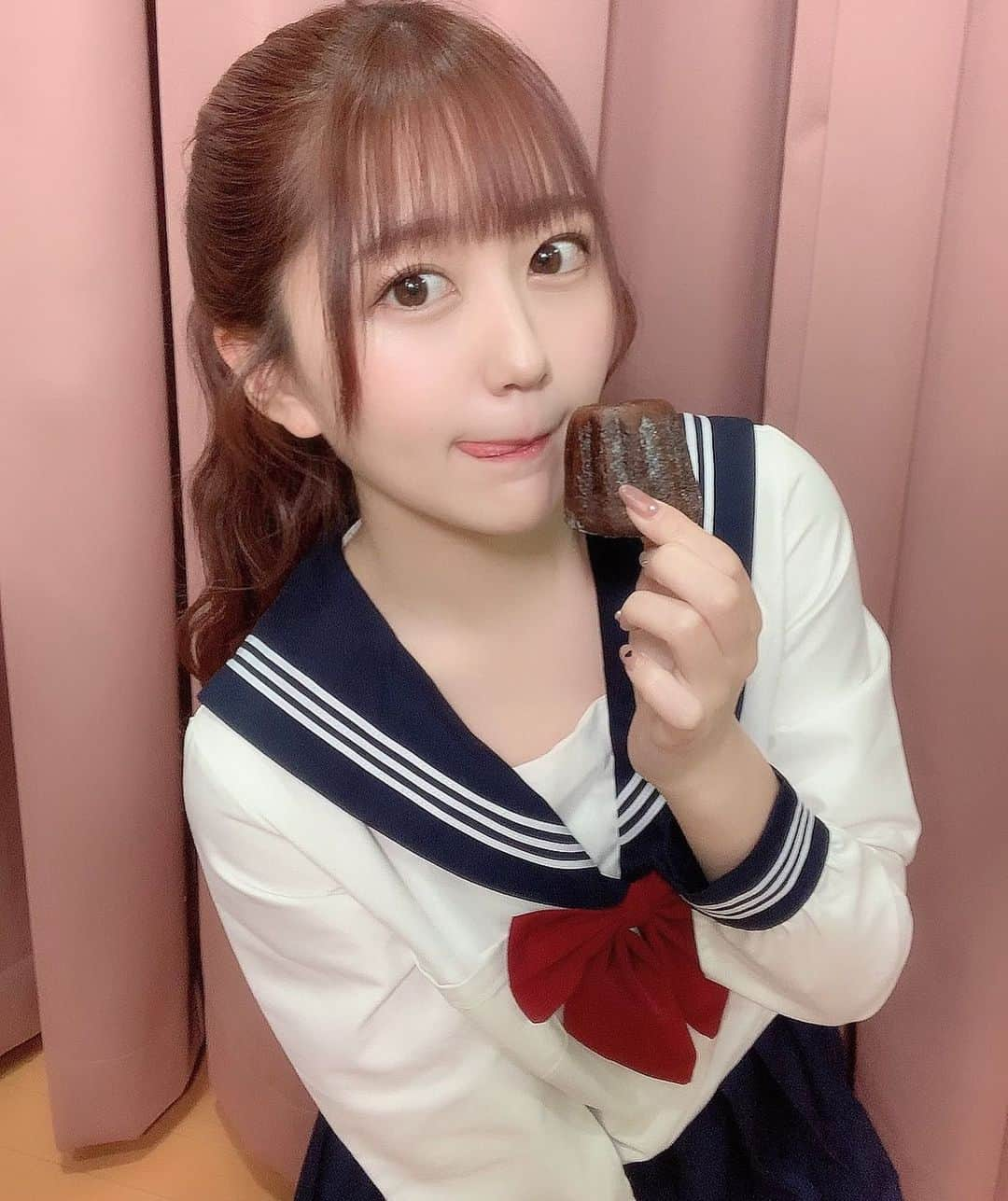 古谷柚里花のインスタグラム：「もうすぐバレンタインね😌🫶🏻  バレンタイングッズもあります❤︎ https://upupgirls.official.ec/categories/2255210  #アプガ #セーラー服 #バレンタイン #カヌレ #ポニーテール #ヘアメイク #古谷柚里花 #いいねください #i4i」