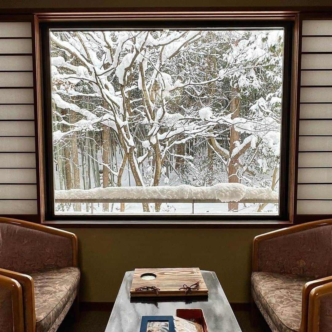大西遥香のインスタグラム：「. 温泉旅行♨︎  窓からの景色が最高すぎて… 時間と共にこんもり積もる雪と 木の上から雪が落ちてくる音と ずーっと眺めてても飽きなかった⛄️  近場にこんな温泉あるって本当に幸せ。  #新潟 #温泉旅行 #五頭温泉郷 #今板温泉 #今板温泉湯本館 #温泉 #雪見風呂 #niigata #hotsprings」