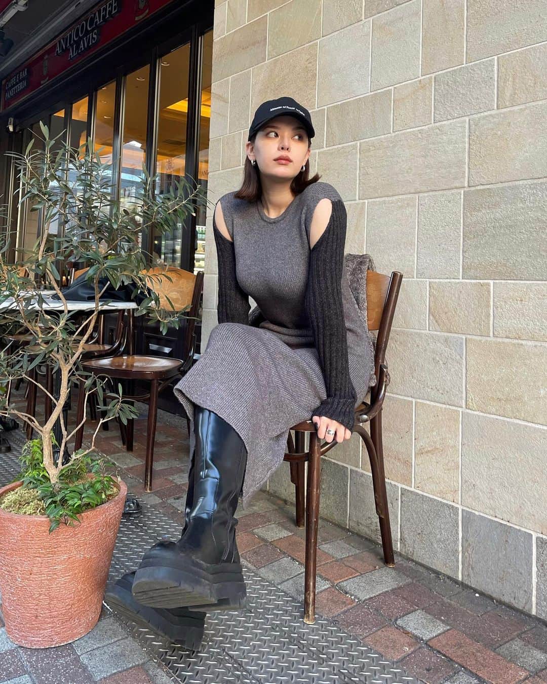 のインスタグラム：「今日ちょっと春っぽくて過ごしやすかった💭  👗@trifle_official」